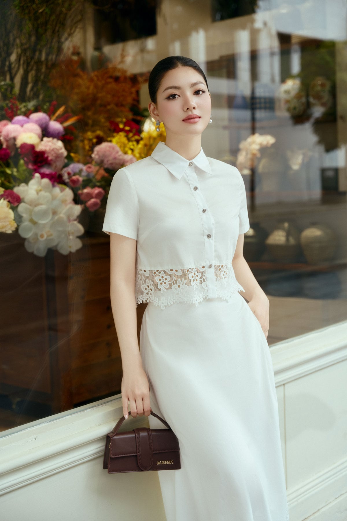 BAS13670 - Áo sơ mi công sở vải thô kate dáng croptop cổ đức tay cộc gấu áo phối ren hoa tạo kiểu - PANTIO