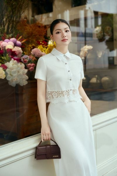 BAS13670 - Áo sơ mi công sở vải thô kate dáng croptop cổ đức tay cộc gấu áo phối ren hoa tạo kiểu - PANTIO