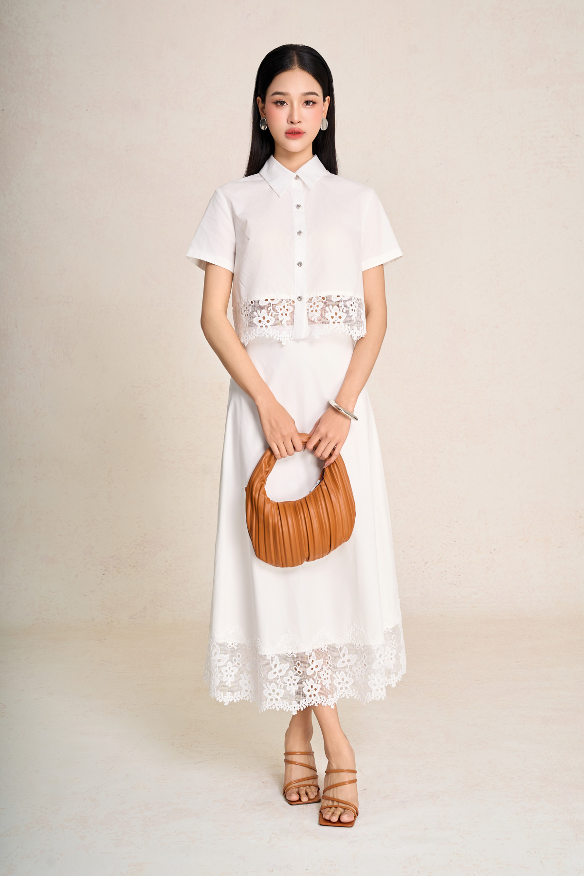 BAS13670 - Áo sơ mi công sở vải thô kate dáng croptop cổ đức tay cộc gấu áo phối ren hoa tạo kiểu - PANTIO