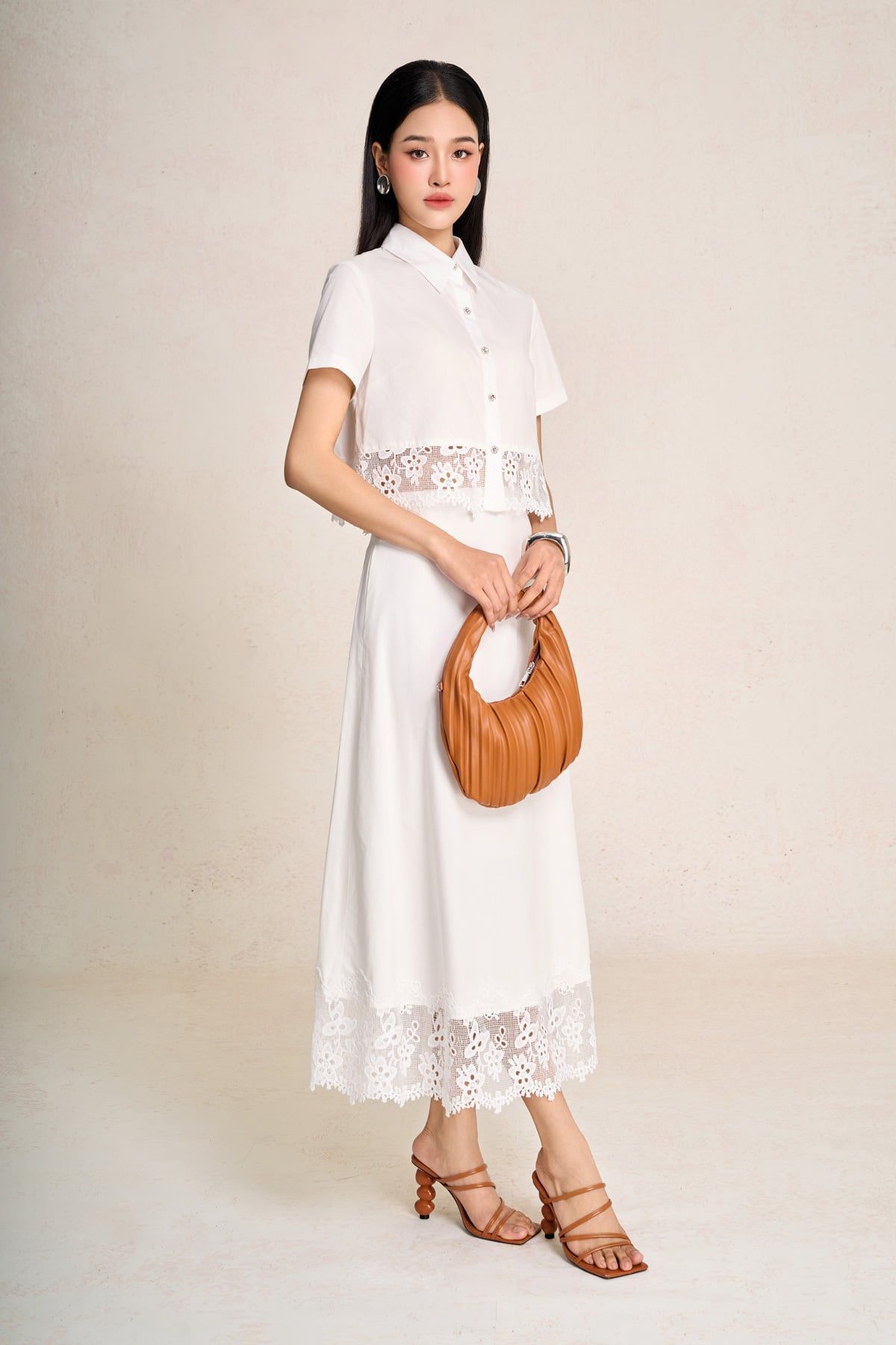 BAS13670 - Áo sơ mi công sở vải thô kate dáng croptop cổ đức tay cộc gấu áo phối ren hoa tạo kiểu - PANTIO