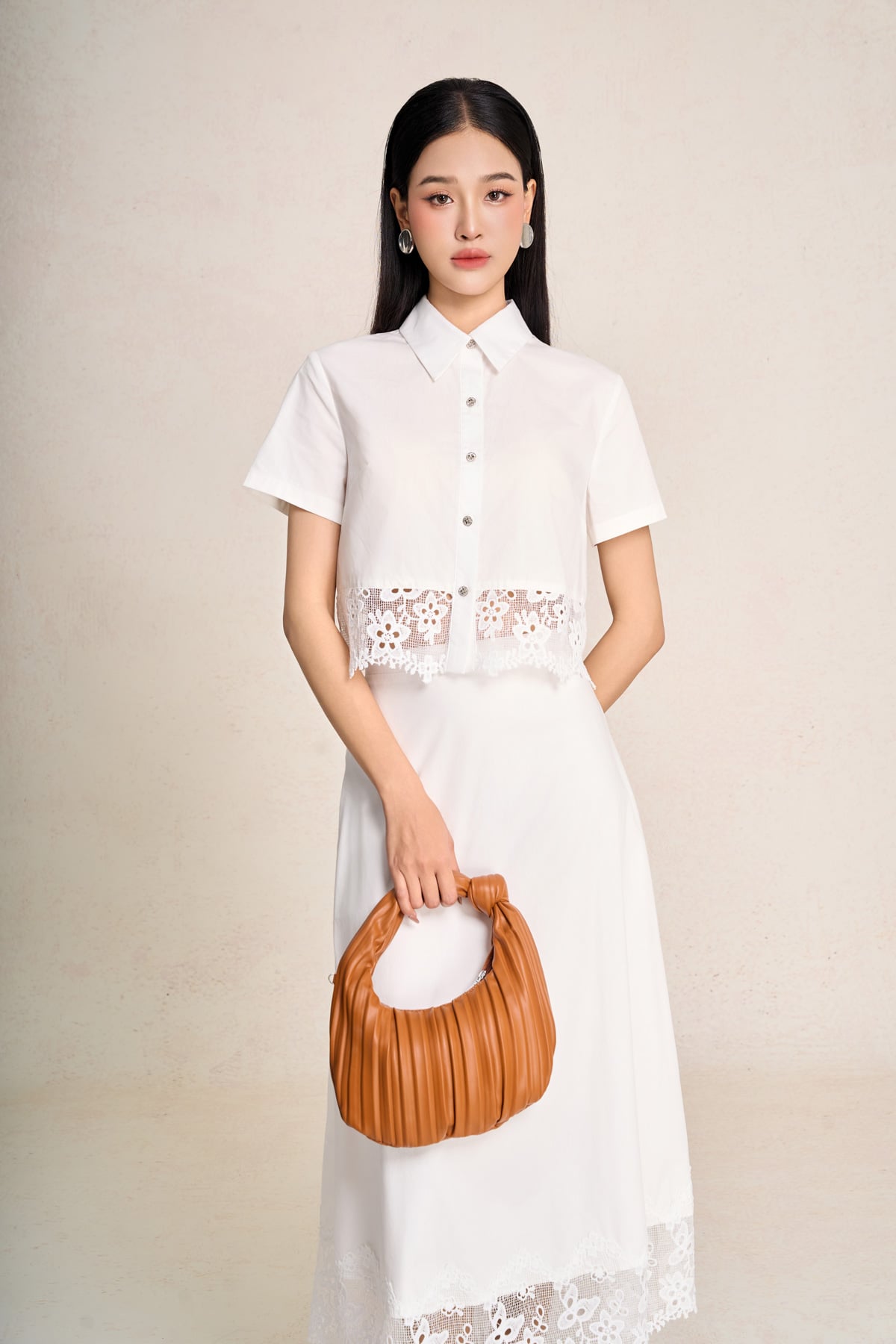 BAS13670 - Áo sơ mi công sở vải thô kate dáng croptop cổ đức tay cộc gấu áo phối ren hoa tạo kiểu - PANTIO