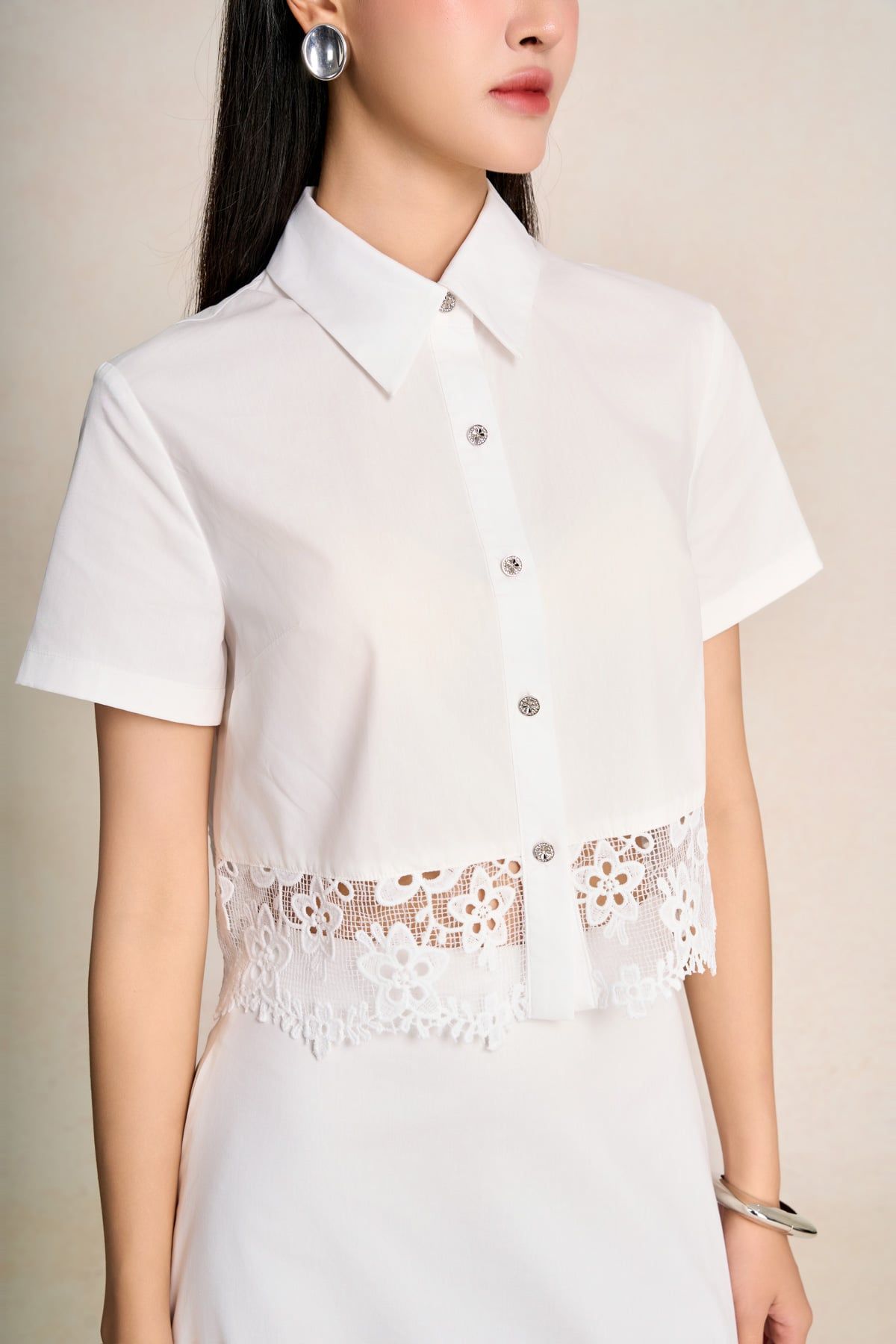 BAS13670 - Áo sơ mi công sở vải thô kate dáng croptop cổ đức tay cộc gấu áo phối ren hoa tạo kiểu - PANTIO