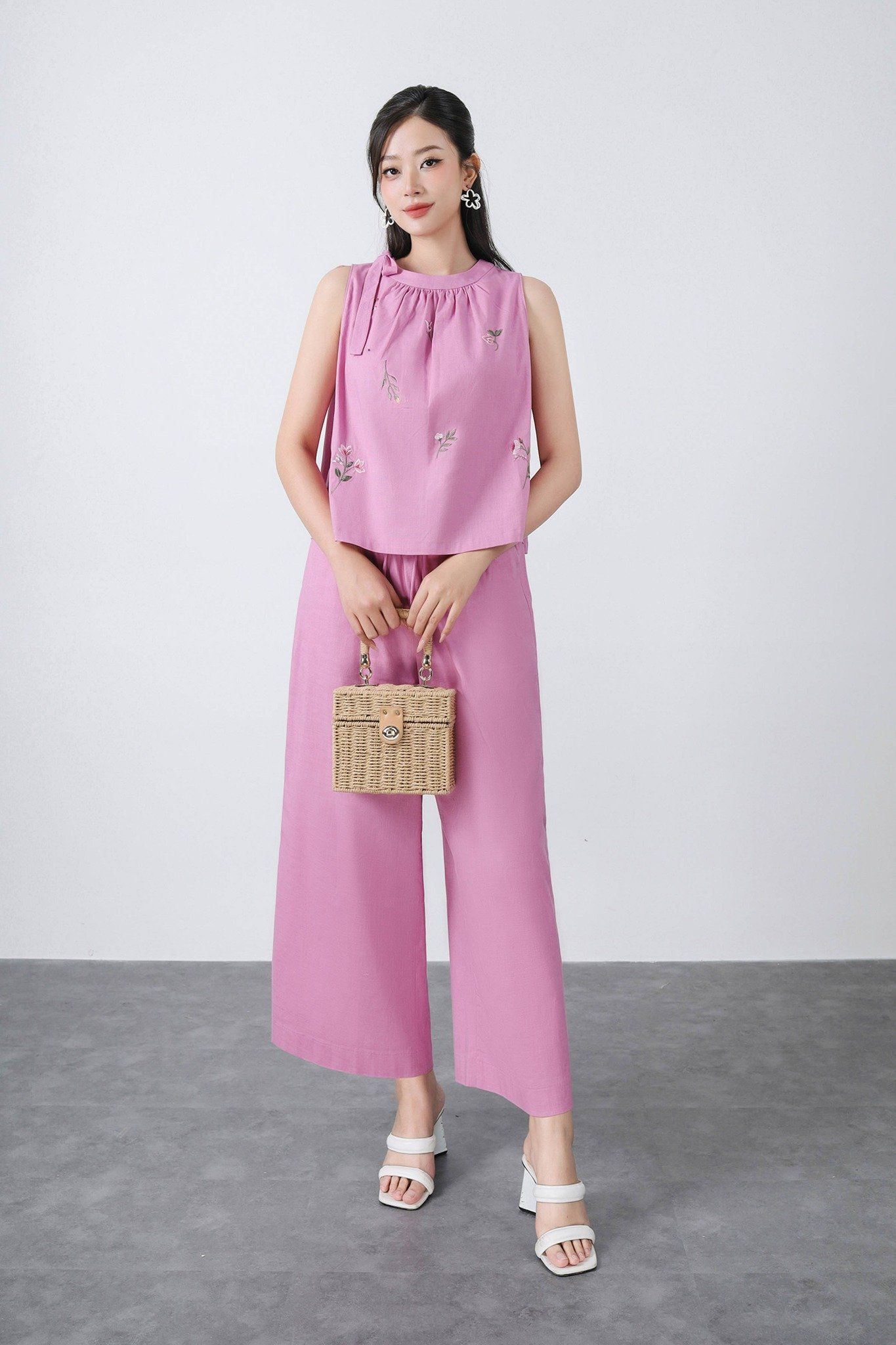 BAS32775 - Áo kiểu dạo phố vải linen dáng A cổ nhún phối nơ thân trang trí hình thêu - tỷ lệ kèo 8899