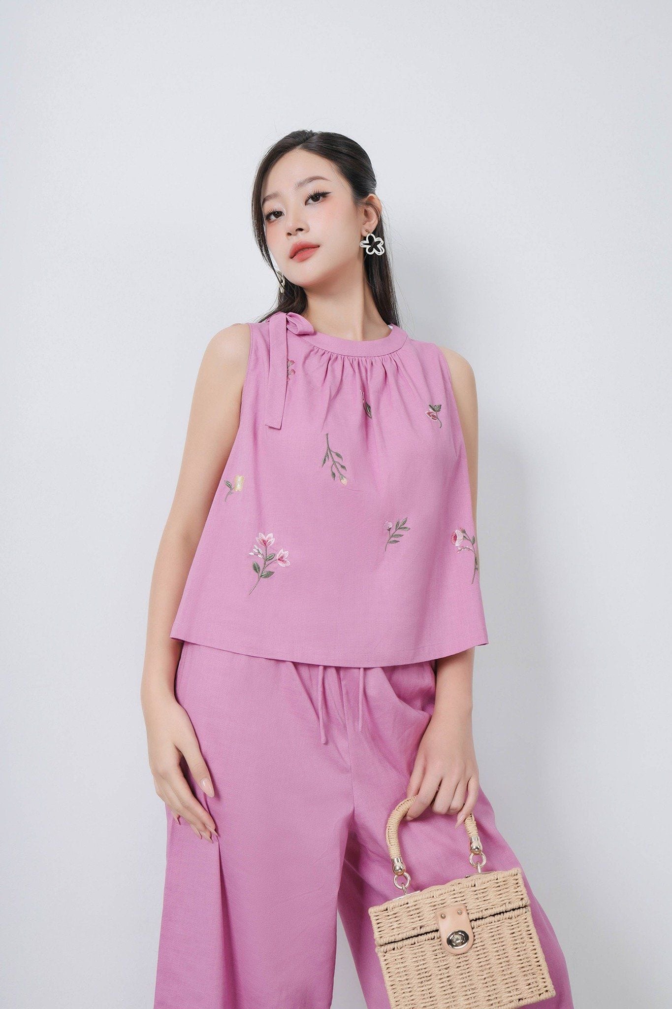 BAS32775 - Áo kiểu dạo phố vải linen dáng A cổ nhún phối nơ thân trang trí hình thêu - tỷ lệ kèo 8899