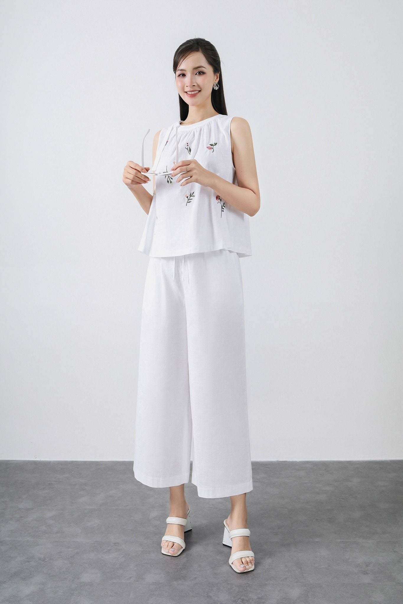 BAS32775 - Áo kiểu dạo phố vải linen dáng A cổ nhún phối nơ thân trang trí hình thêu - tỷ lệ kèo 8899