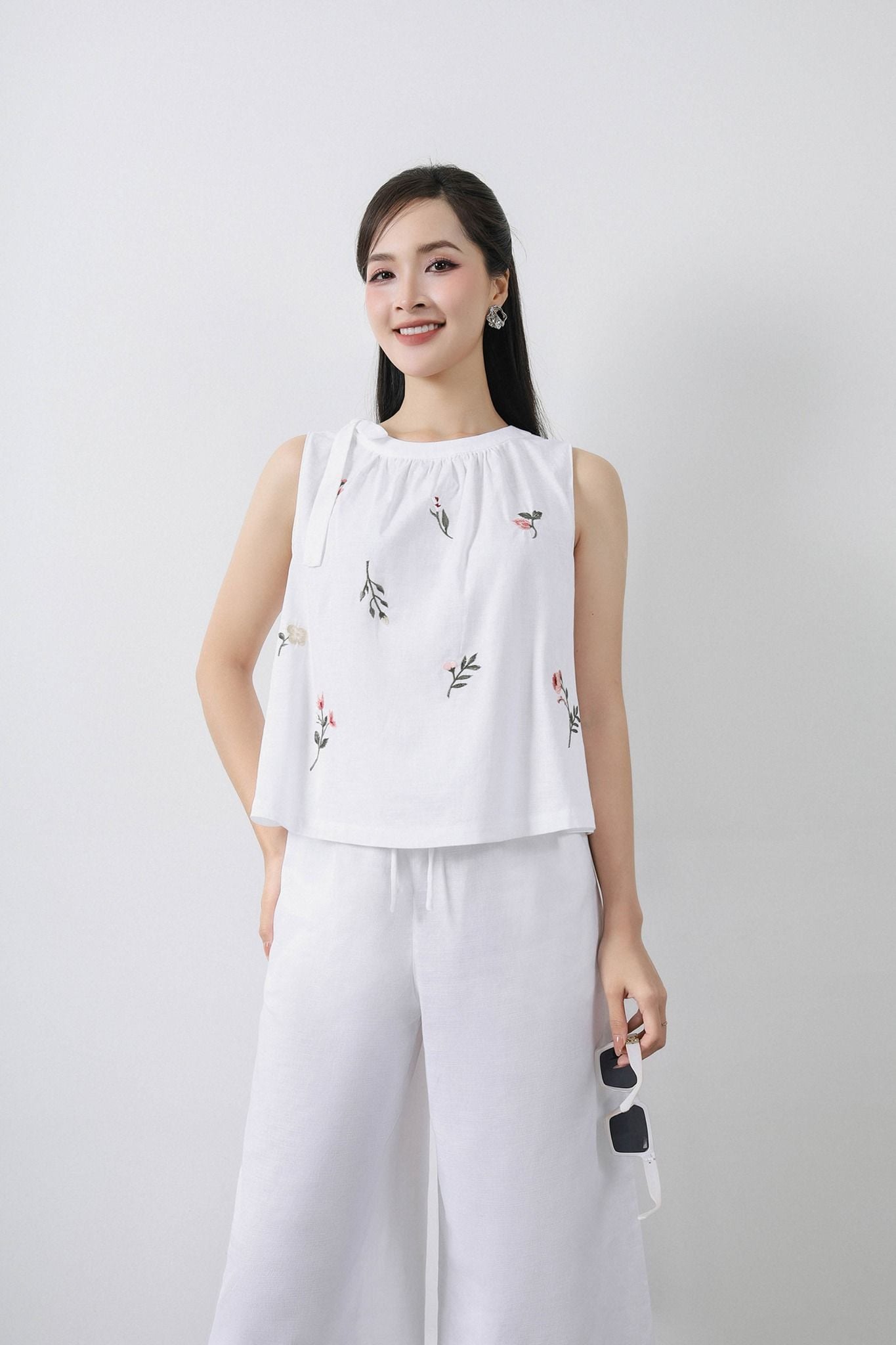 BAS32775 - Áo kiểu dạo phố vải linen dáng A cổ nhún phối nơ thân trang trí hình thêu - tỷ lệ kèo 8899