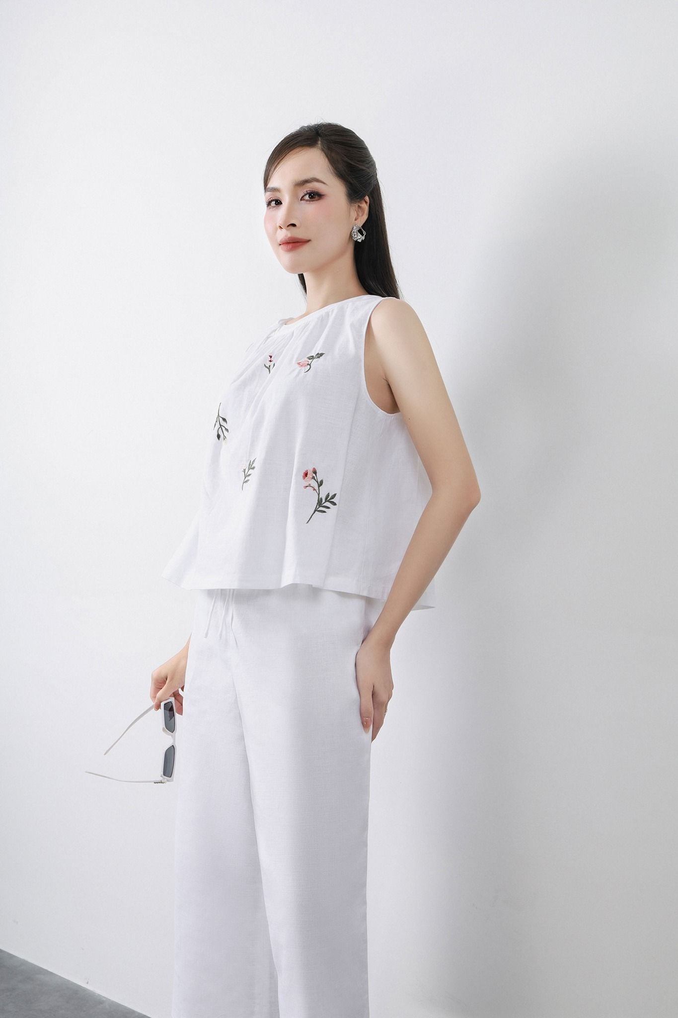 BAS32775 - Áo kiểu dạo phố vải linen dáng A cổ nhún phối nơ thân trang trí hình thêu - tỷ lệ kèo 8899