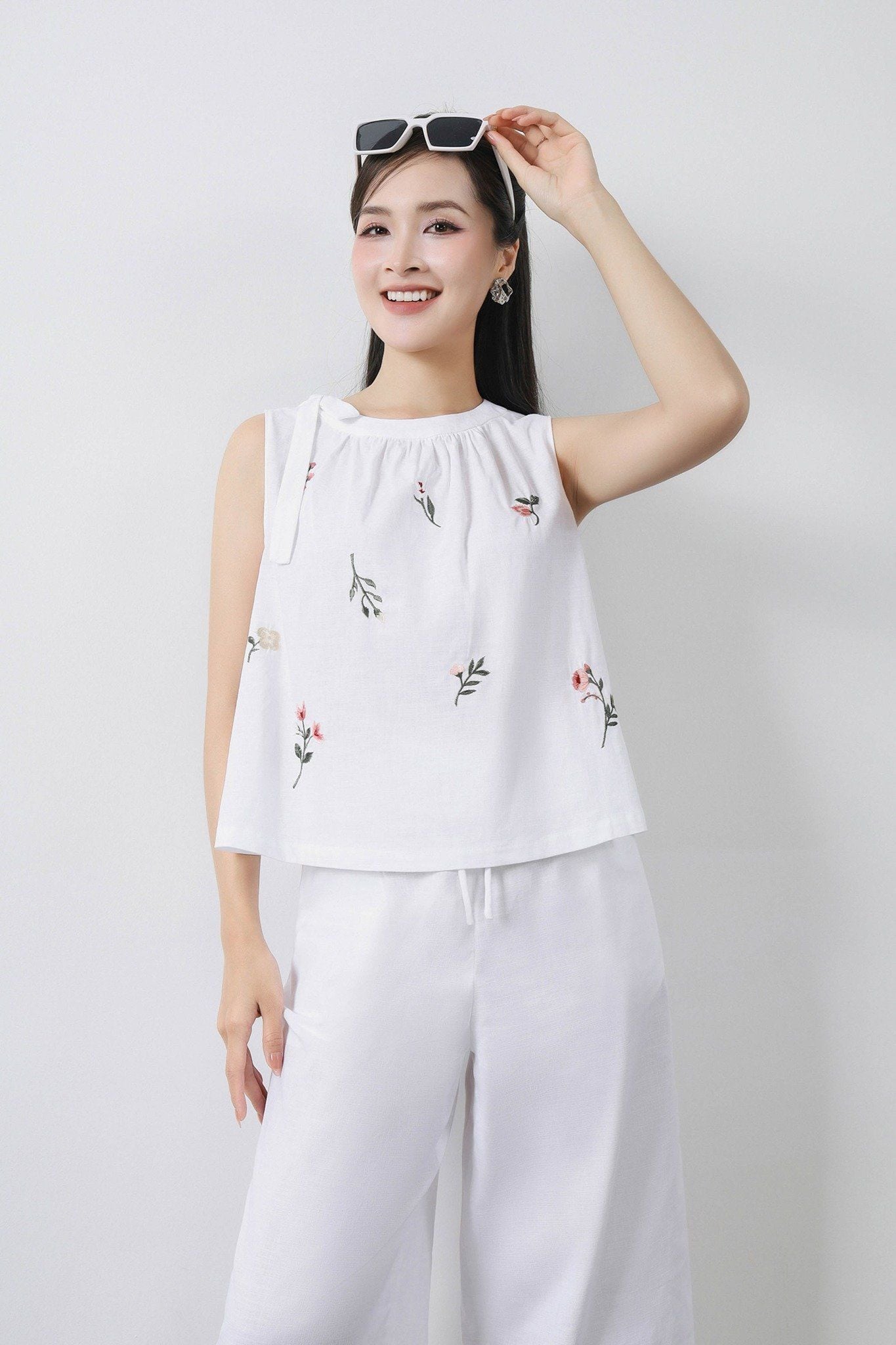 BAS32775 - Áo kiểu dạo phố vải linen dáng A cổ nhún phối nơ thân trang trí hình thêu - tỷ lệ kèo 8899