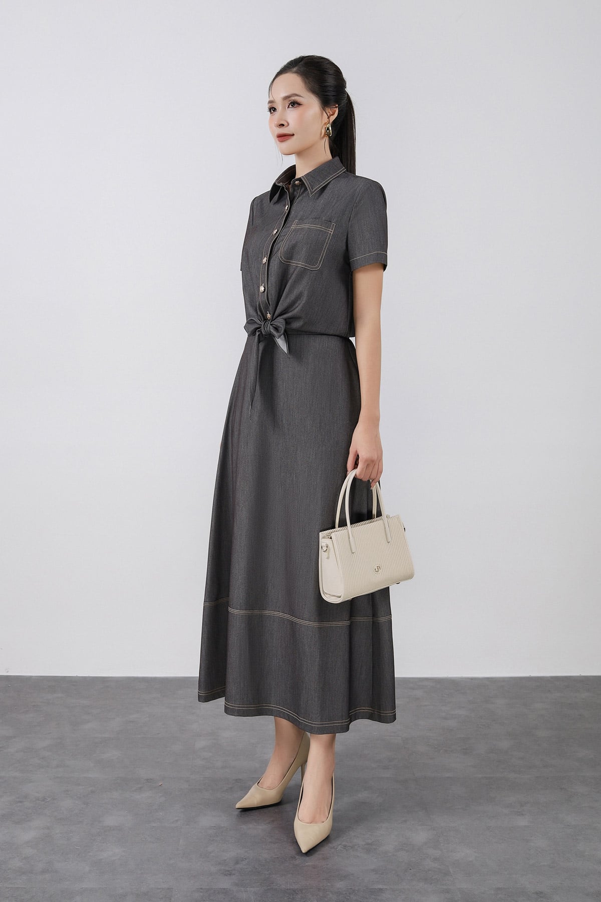 BAS33450 - Áo sơ mi kiểu vải demin dáng croptop cổ đức tay cộc có ngực áo có túi gấu áo phối vạt thắt nơ tạo kiểu - PANTIO