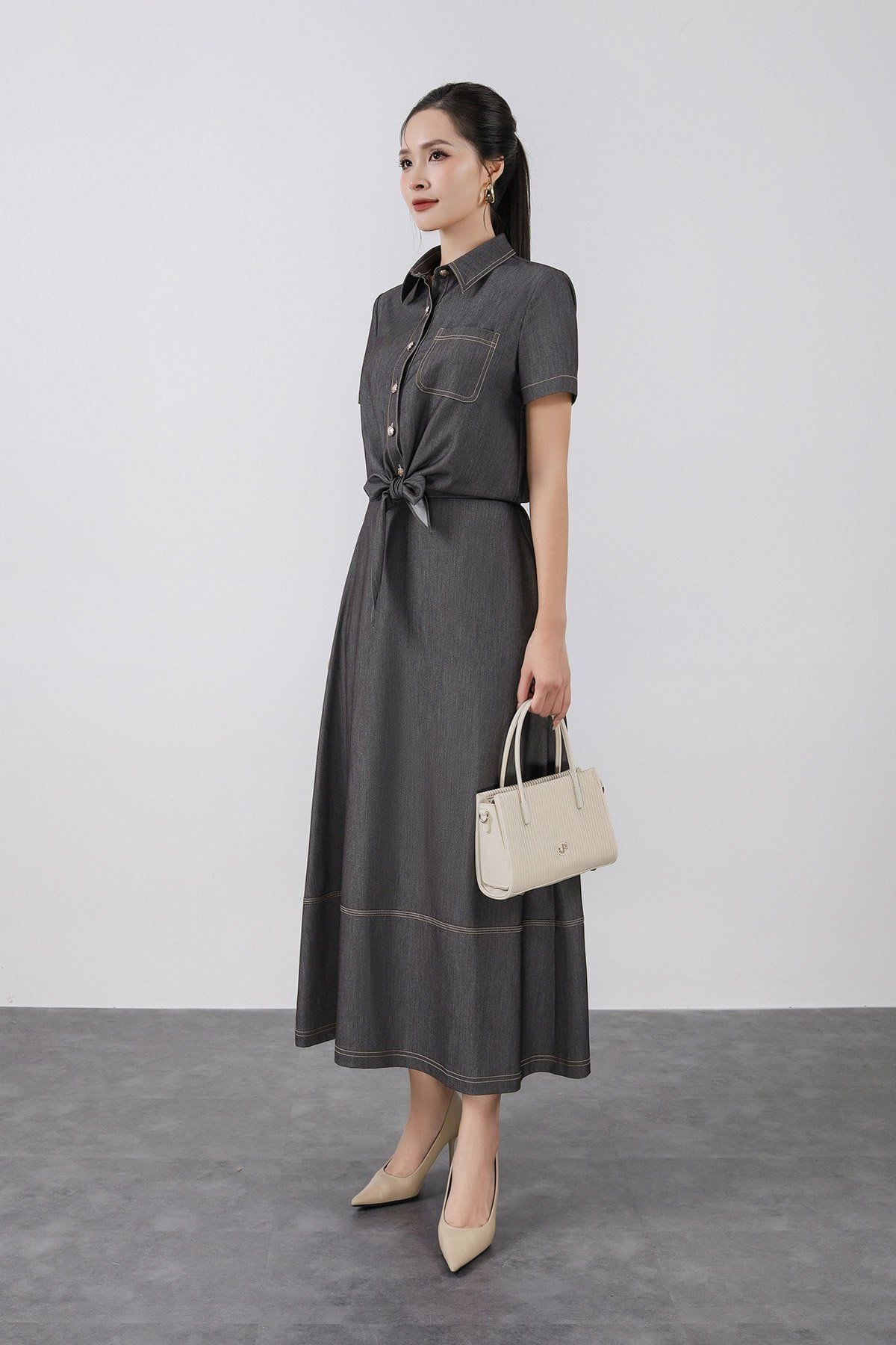 BAS33450 - Áo sơ mi kiểu vải demin dáng croptop cổ đức tay cộc có ngực áo có túi gấu áo phối vạt thắt nơ tạo kiểu - PANTIO