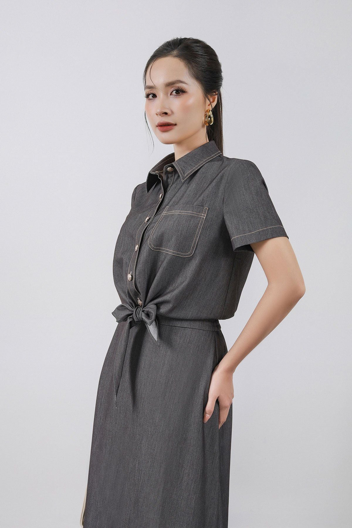 BAS33450 - Áo sơ mi kiểu vải demin dáng croptop cổ đức tay cộc có ngực áo có túi gấu áo phối vạt thắt nơ tạo kiểu - PANTIO