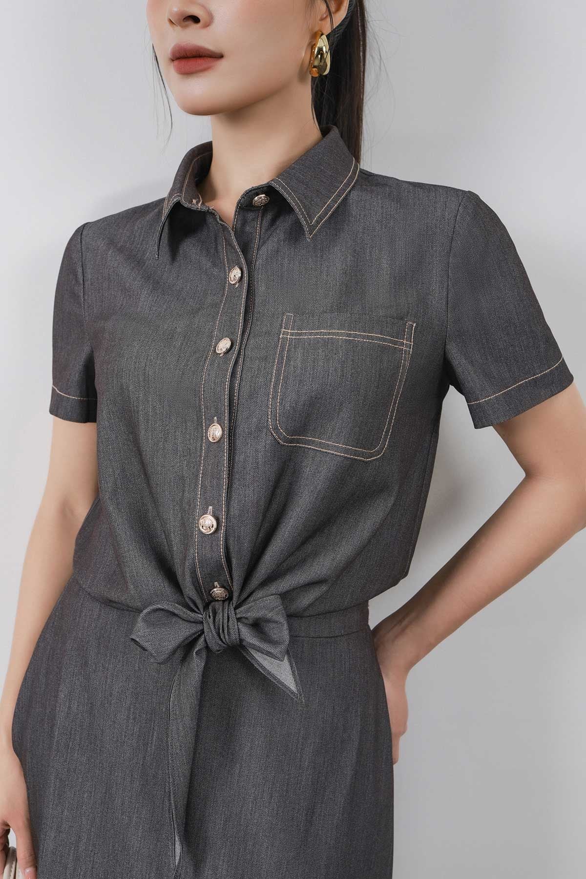 BAS33450 - Áo sơ mi kiểu vải demin dáng croptop cổ đức tay cộc có ngực áo có túi gấu áo phối vạt thắt nơ tạo kiểu - PANTIO