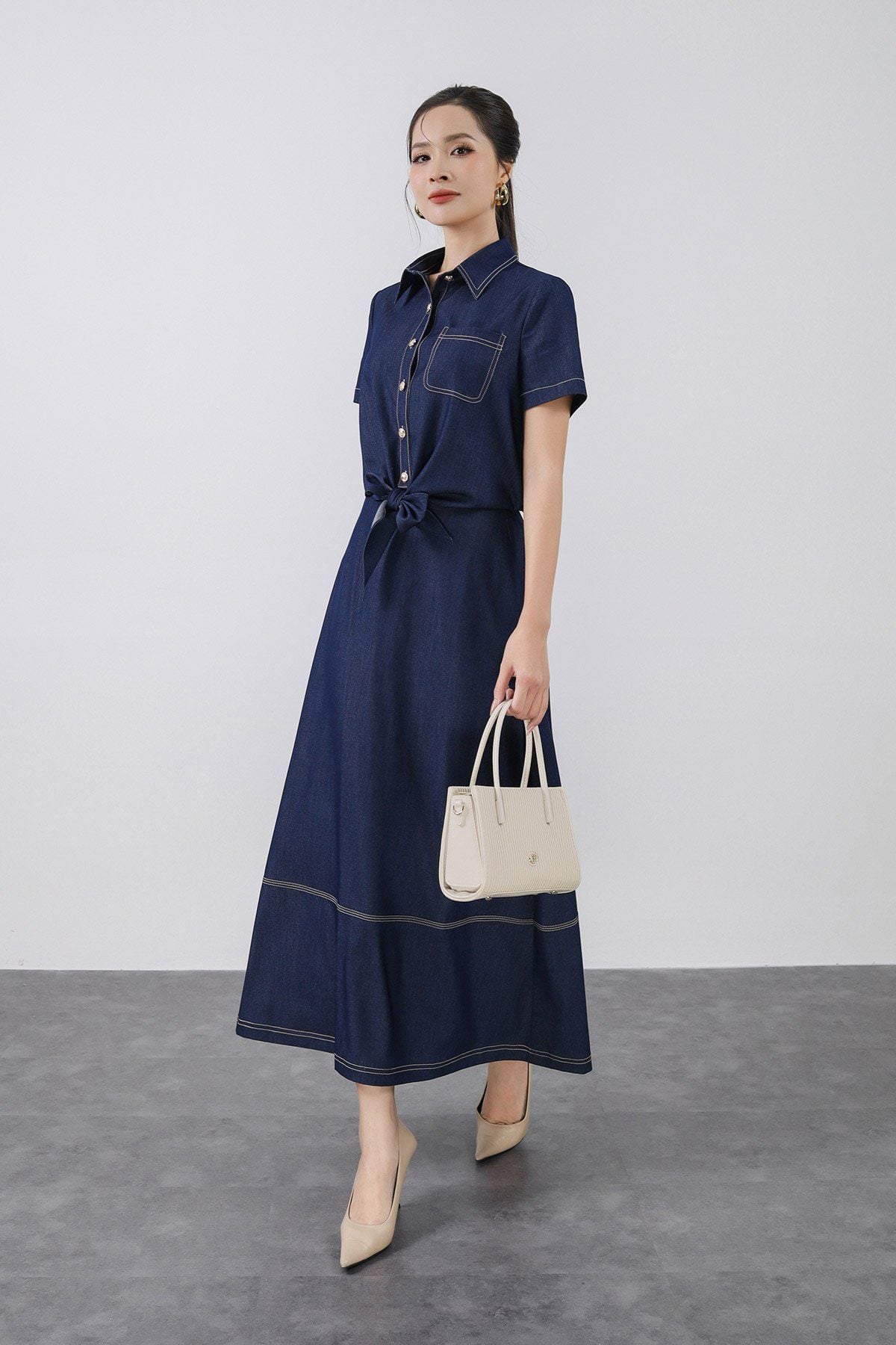 BAS33450 - Áo sơ mi kiểu vải demin dáng croptop cổ đức tay cộc có ngực áo có túi gấu áo phối vạt thắt nơ tạo kiểu - PANTIO