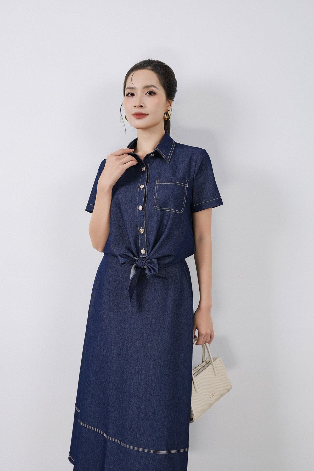 BAS33450 - Áo sơ mi kiểu vải demin dáng croptop cổ đức tay cộc có ngực áo có túi gấu áo phối vạt thắt nơ tạo kiểu - PANTIO