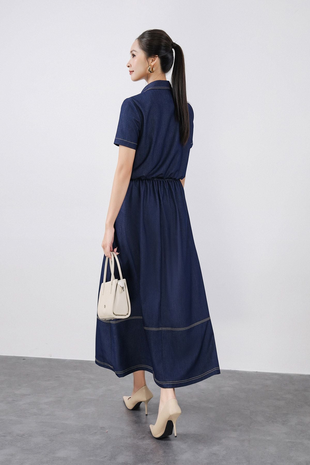 BAS33450 - Áo sơ mi kiểu vải demin dáng croptop cổ đức tay cộc có ngực áo có túi gấu áo phối vạt thắt nơ tạo kiểu - PANTIO