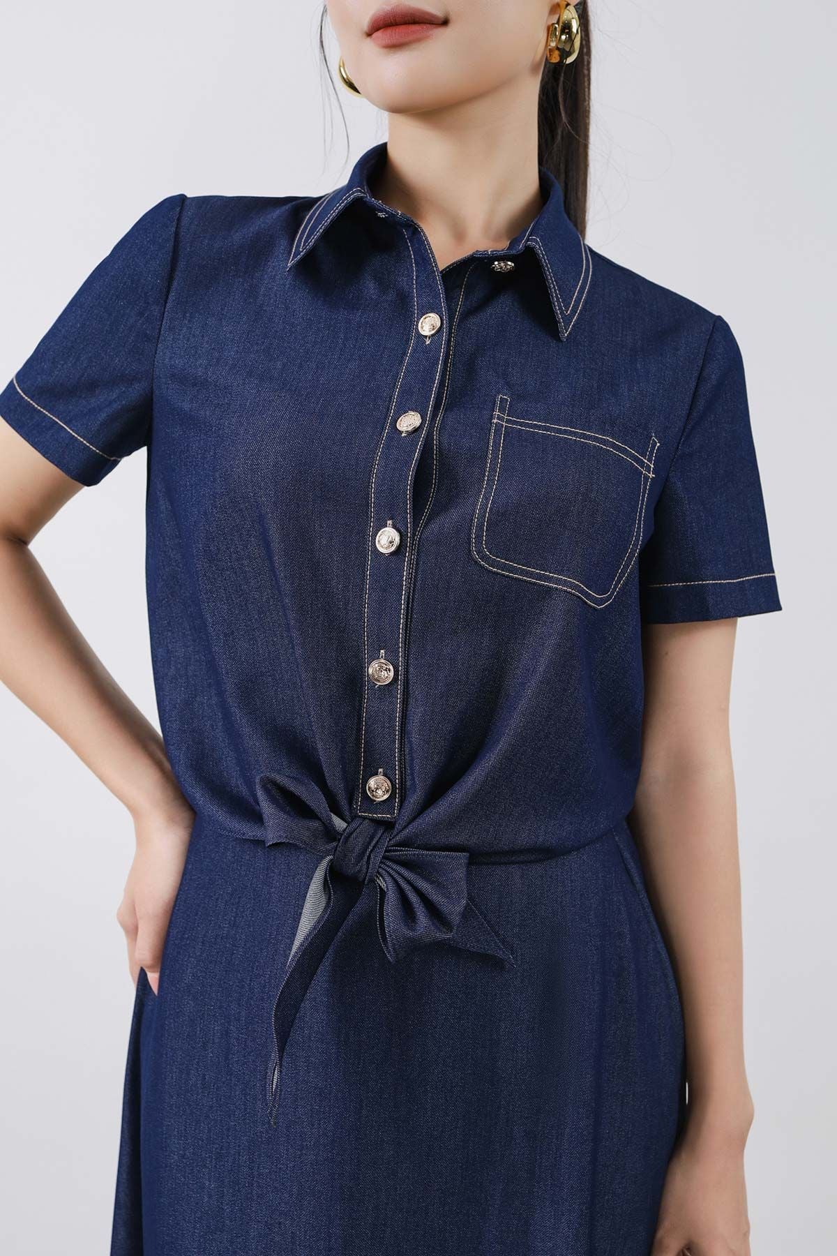 BAS33450 - Áo sơ mi kiểu vải demin dáng croptop cổ đức tay cộc có ngực áo có túi gấu áo phối vạt thắt nơ tạo kiểu - PANTIO