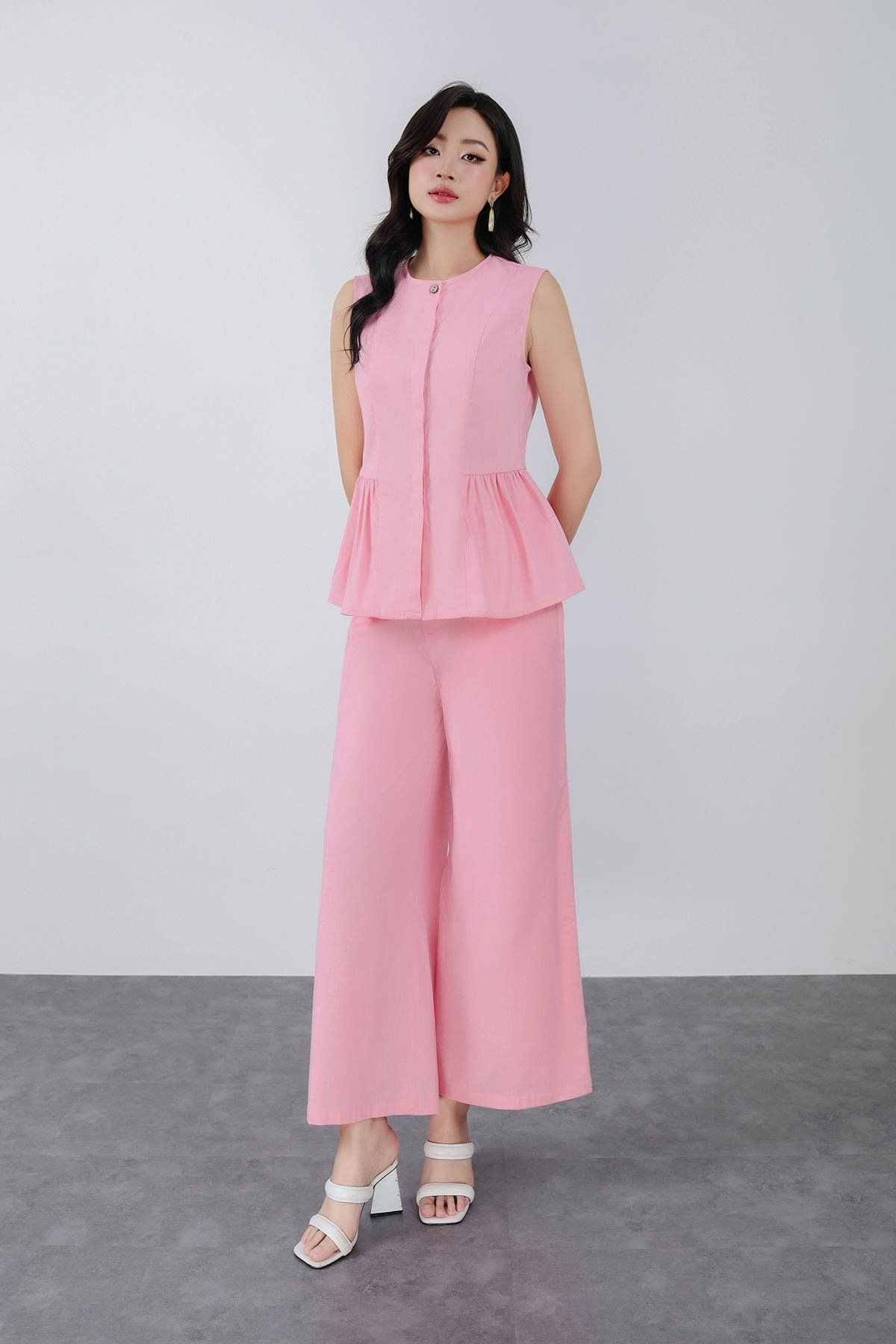 BAS33456 - Áo sơ mi kiểu vải linen dáng suông cổ tròn không tay thân áo xếp nhún tạo xoè - PANTIO