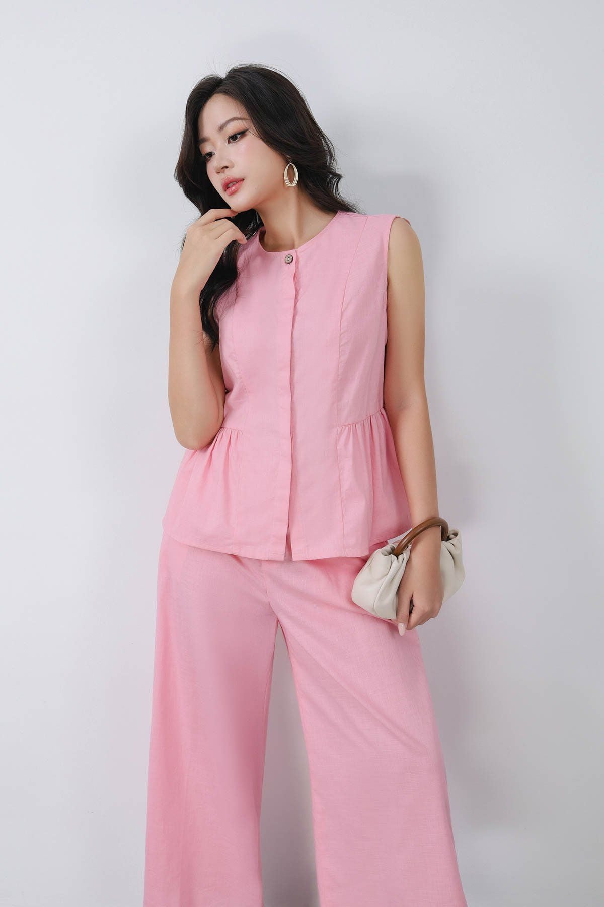 BAS33456 - Áo sơ mi kiểu vải linen dáng suông cổ tròn không tay thân áo xếp nhún tạo xoè - PANTIO