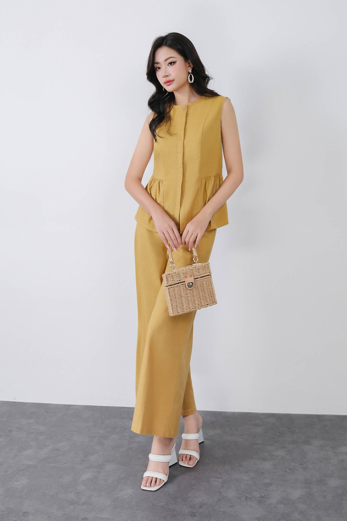 BAS33456 - Áo sơ mi kiểu vải linen dáng suông cổ tròn không tay thân áo xếp nhún tạo xoè - PANTIO