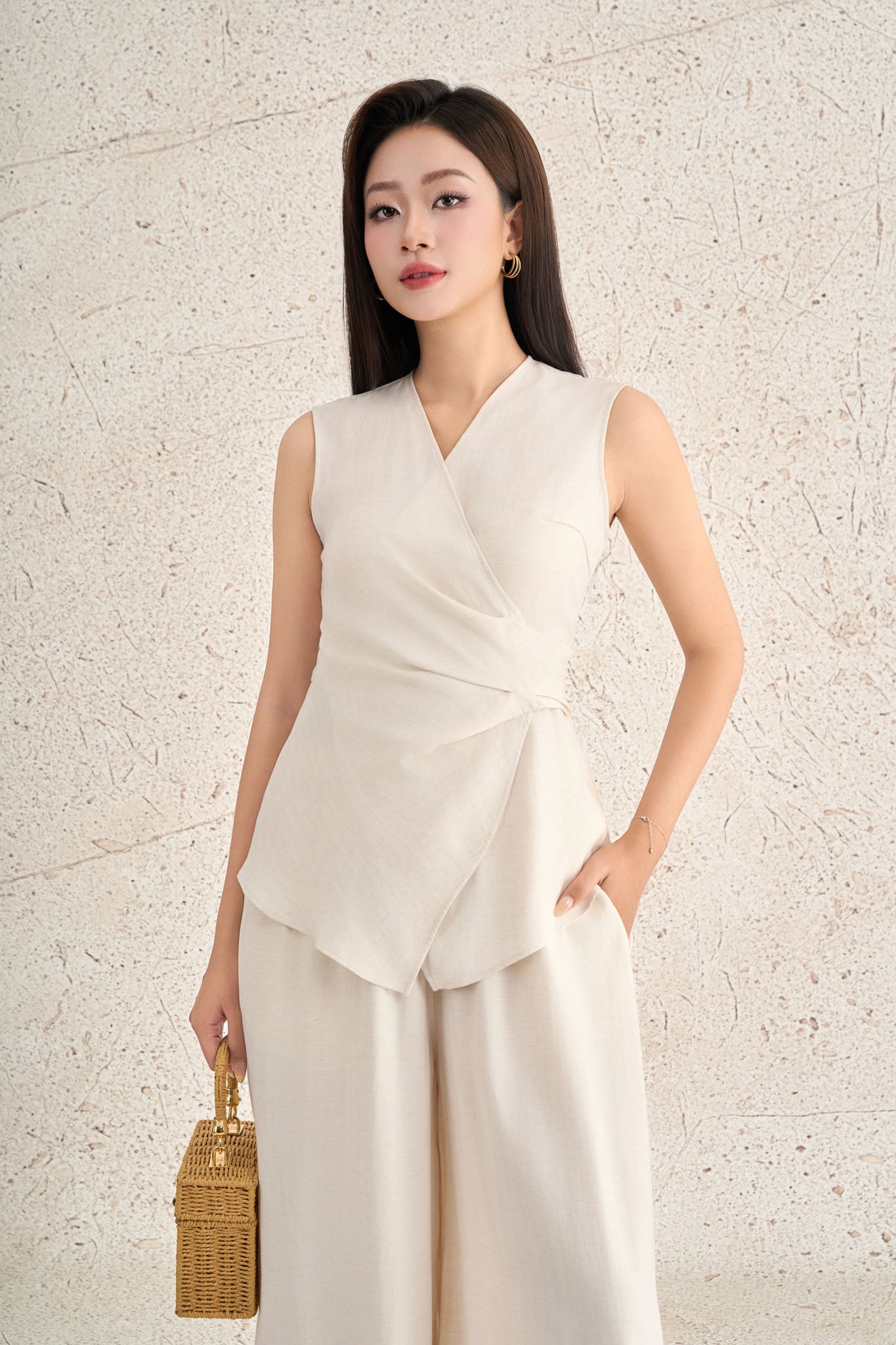 BAS33468 - Áo sơ mi kiểu dạo phố vải thô mỏng cổ xẻ V không tay thân áo phối vạt thắt eo tạo kiểu - PANTIO