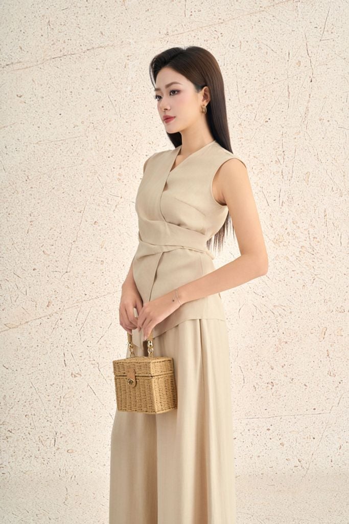 BAS33468 - Áo sơ mi kiểu dạo phố vải thô mỏng cổ xẻ V không tay thân áo phối vạt thắt eo tạo kiểu - PANTIO