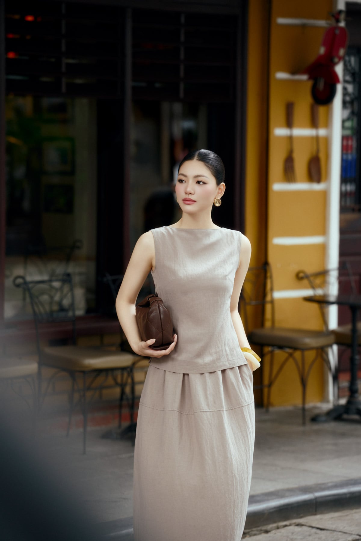 BAS33495 - Áo sơ mi kiểu vải thô mỏng dáng ôm cổ tròn lưng đổ tạo kiểu phối dây nơ khoá bên hông - PANTIO