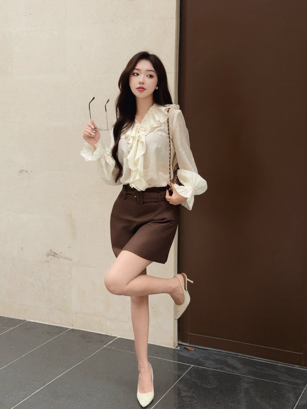 BAS33559 - Áo sơ mi công sở vải tơ dáng suông cổ xẻ V phối viền bèo tay dài bo chun ôm tạo kiểu