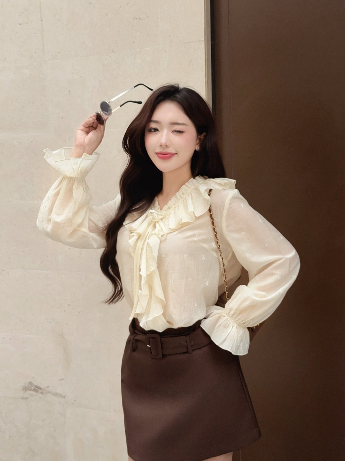 BAS33559 - Áo sơ mi công sở vải tơ dáng suông cổ xẻ V phối viền bèo tay dài bo chun ôm tạo kiểu