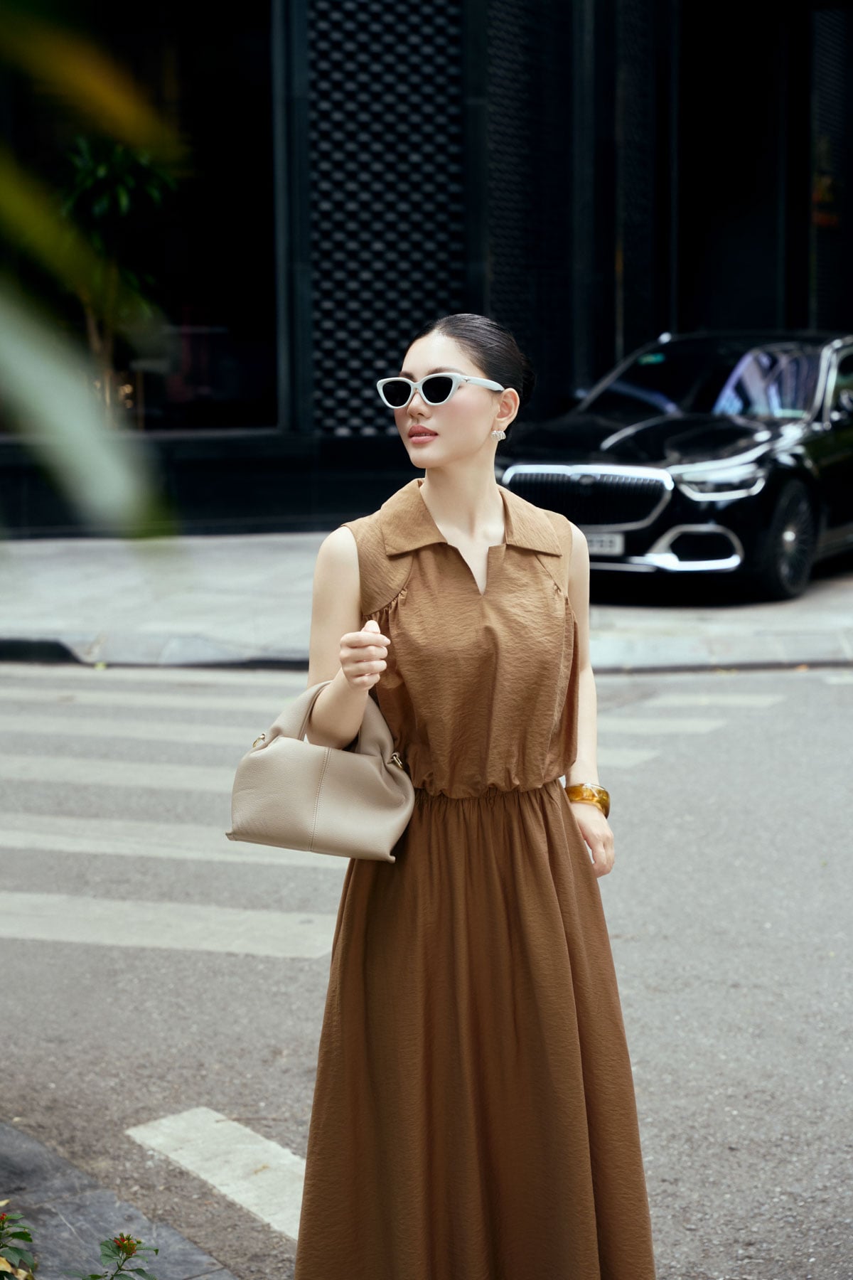 BAS33679 - Áo sơ mi kiểu dạo phố vải thô mỏng dáng ngắn cổ bẻ gấu áo bo chun tạo phồng thời trang - PANTIO