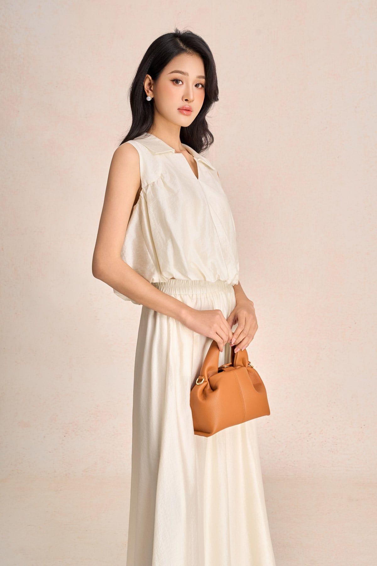 BAS33679 - Áo sơ mi kiểu dạo phố vải thô mỏng dáng ngắn cổ bẻ gấu áo bo chun tạo phồng thời trang - PANTIO