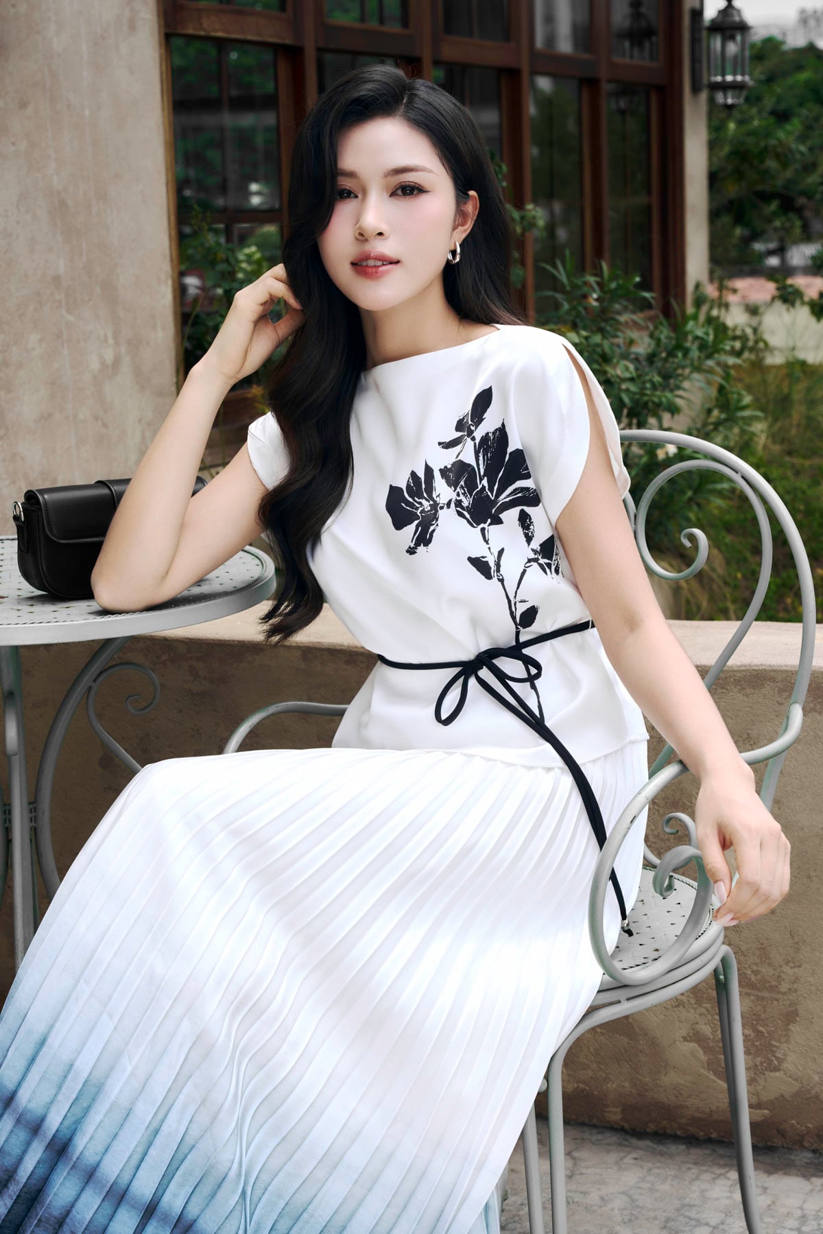 BAS33708 - Áo sơ mi công sở vải lụa dáng suông cổ tròn thân áo in hoạ tiết eo phối dây thắt tạo kiểu - PANTIO