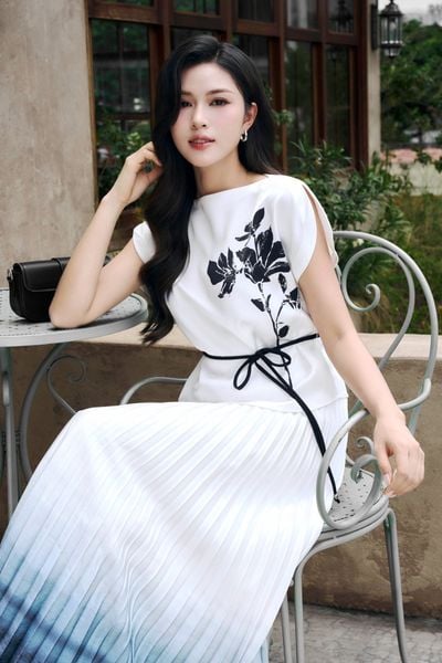 BAS33708 - Áo sơ mi công sở vải lụa dáng suông cổ tròn thân áo in hoạ tiết eo phối dây thắt tạo kiểu - PANTIO