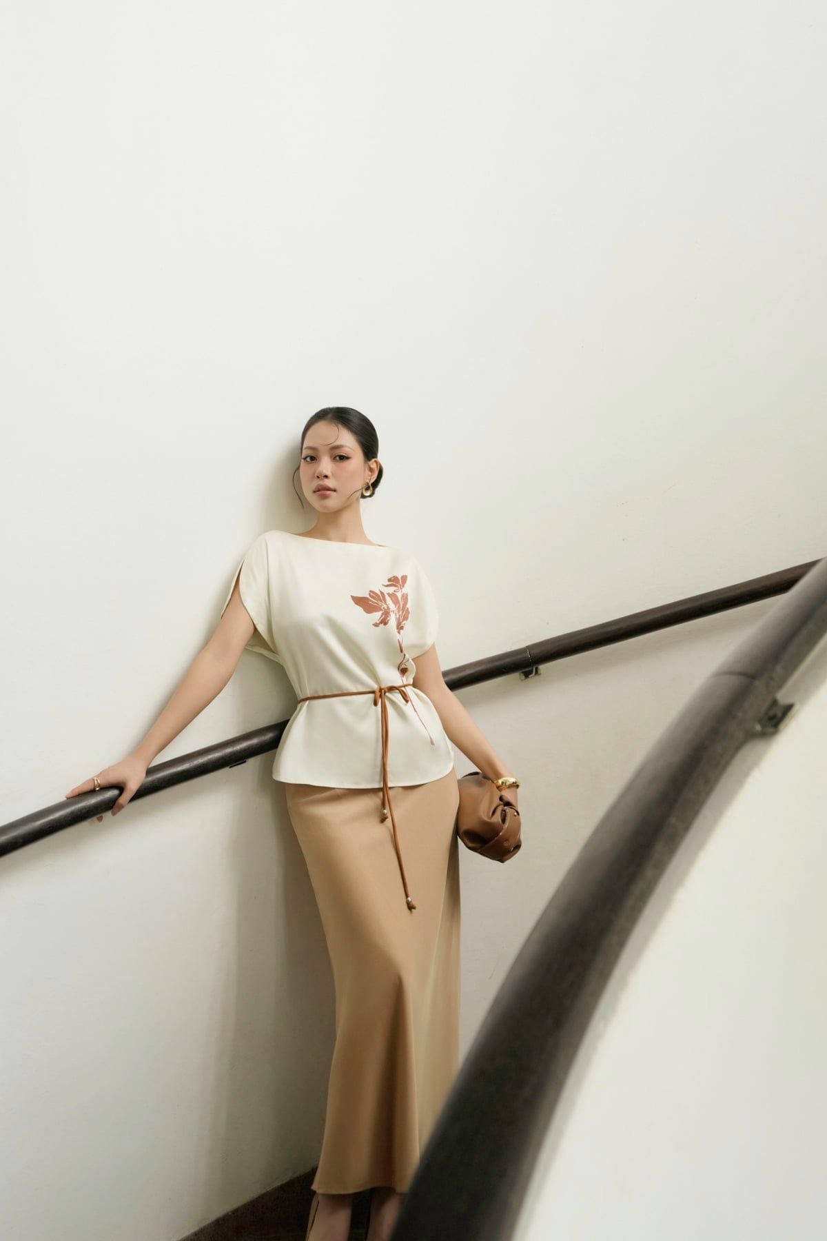BAS33708 - Áo sơ mi công sở vải lụa dáng suông cổ tròn thân áo in hoạ tiết eo phối dây thắt tạo kiểu - PANTIO