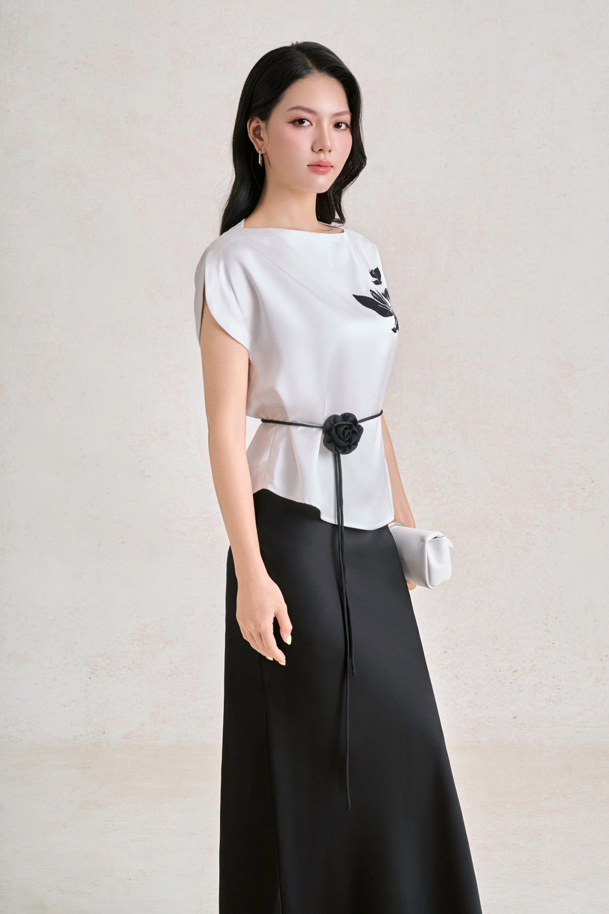BAS33708 - Áo sơ mi công sở vải lụa dáng suông cổ tròn thân áo in hoạ tiết eo phối dây thắt tạo kiểu - PANTIO