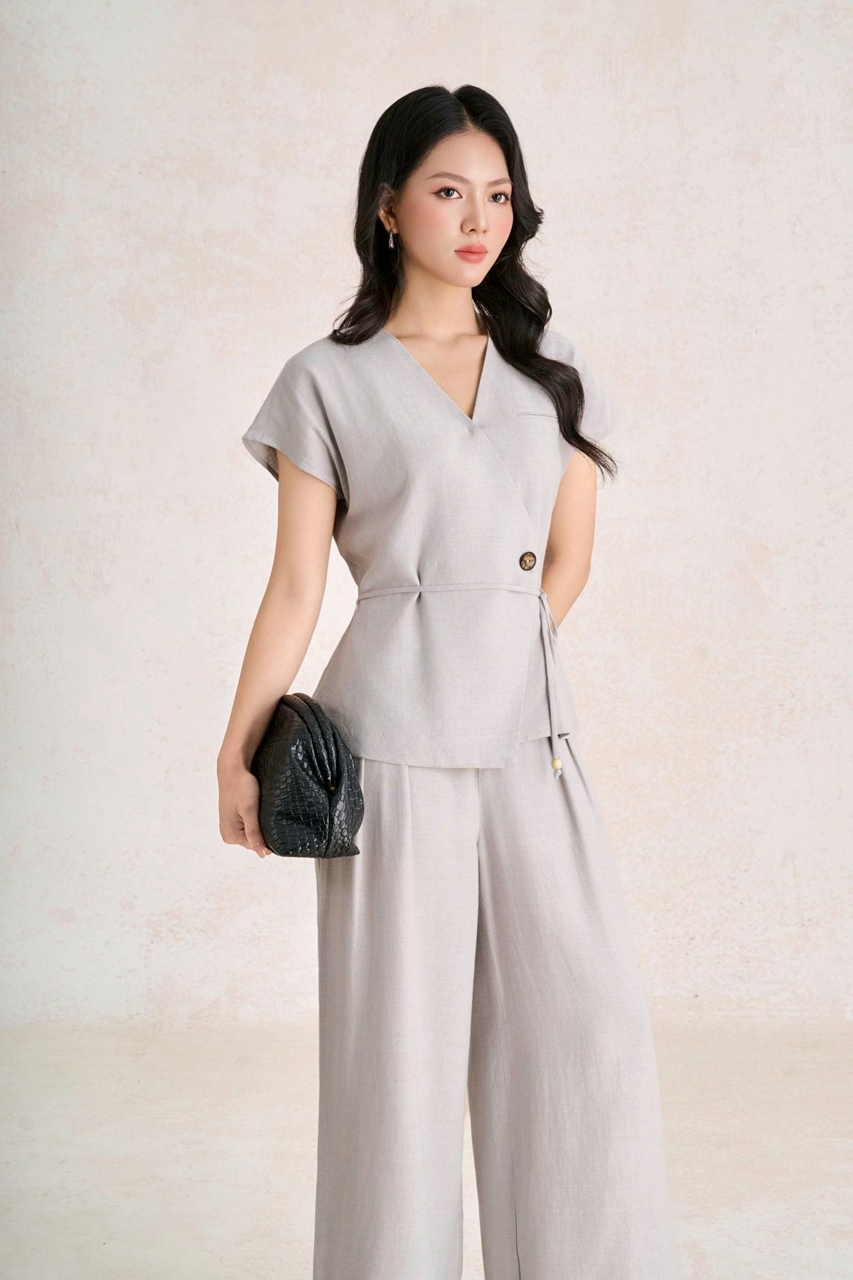 BAS33777 - Áo sơ mi công sở vải thô đũi dáng suông cổ xẻ V tay chờm eo phối dây thắt tạo kiểu - PANTIO