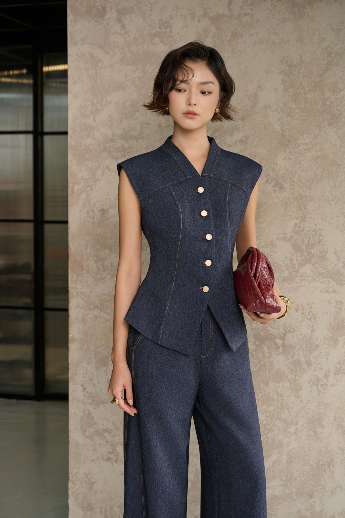 BAS33920 - Áo sơ mi công sở vải denim dáng ôm cổ xẻ V tay chờm thân áo phối khuy kim loại - PANTIO