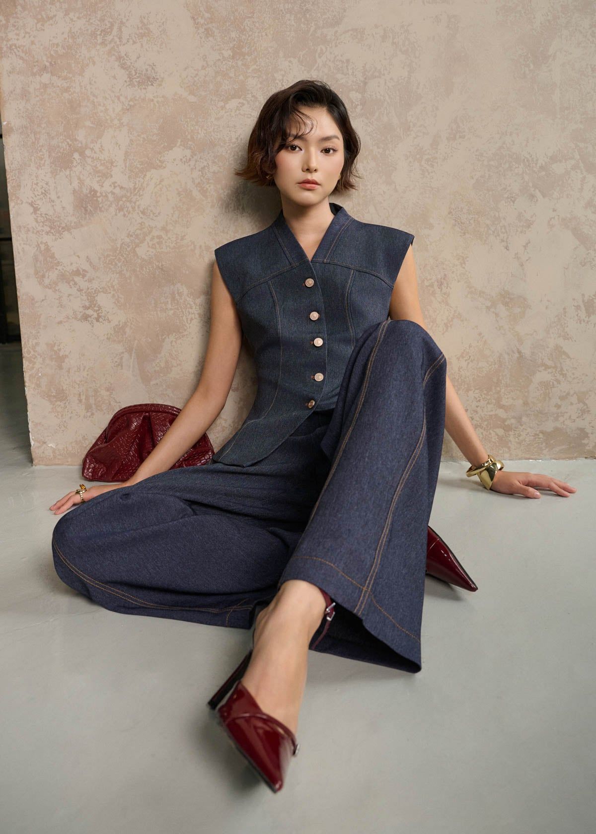 BAS33920 - Áo sơ mi công sở vải denim dáng ôm cổ xẻ V tay chờm thân áo phối khuy kim loại - PANTIO