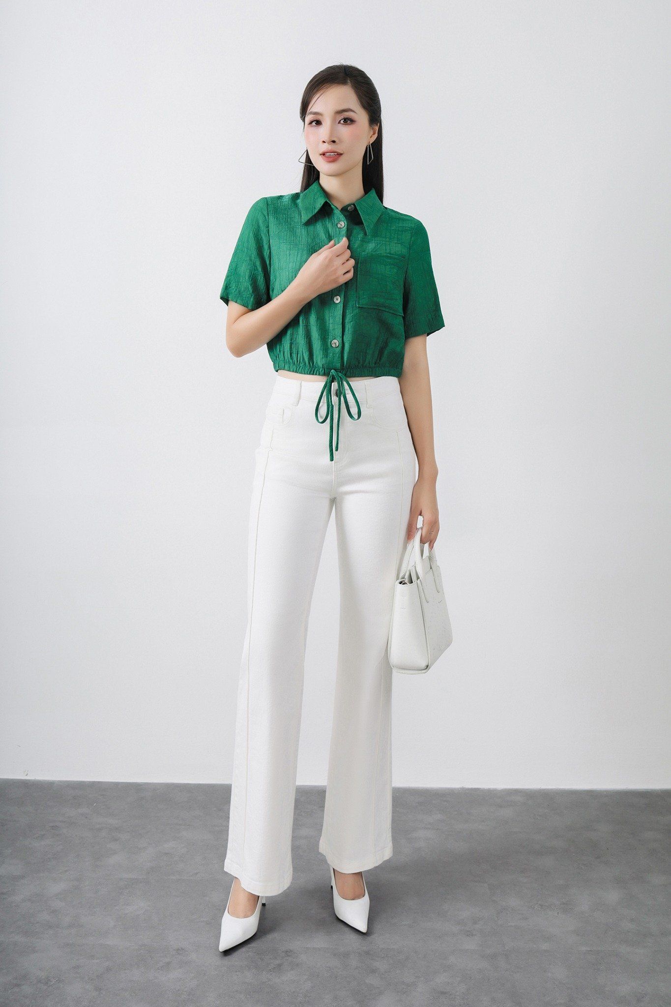 BAS53189 - Áo sơ mi công sở vải thô mỏng dáng lửng cổ đức có túi ngực áo cài khuy thân trước gấu áo bo chun - PANTIO