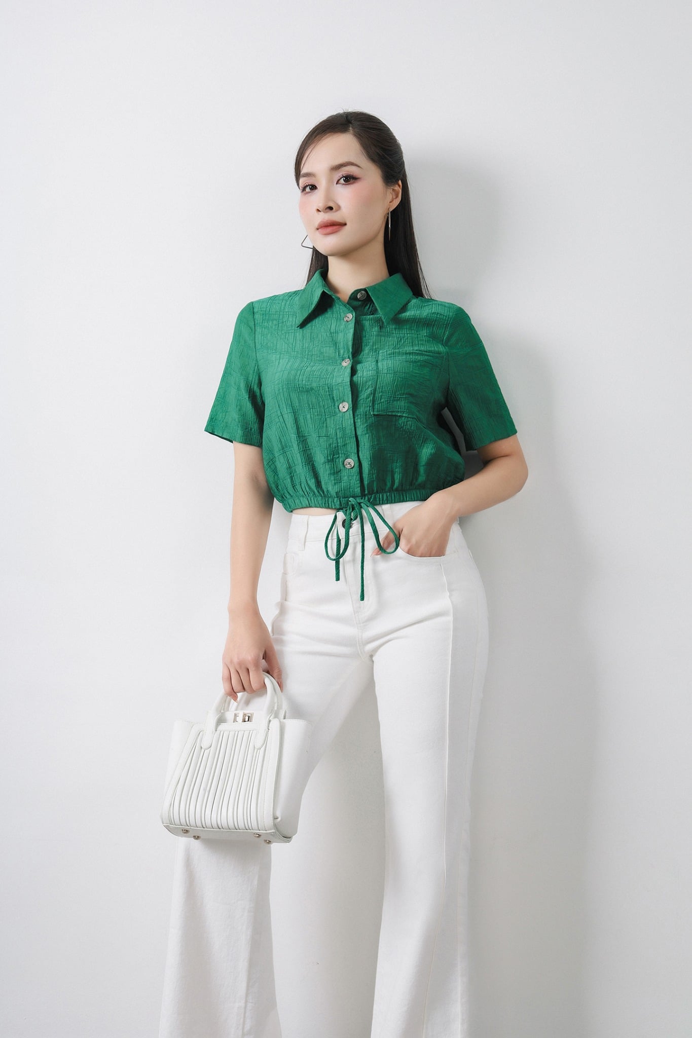BAS53189 - Áo sơ mi công sở vải thô mỏng dáng lửng cổ đức có túi ngực áo cài khuy thân trước gấu áo bo chun - PANTIO