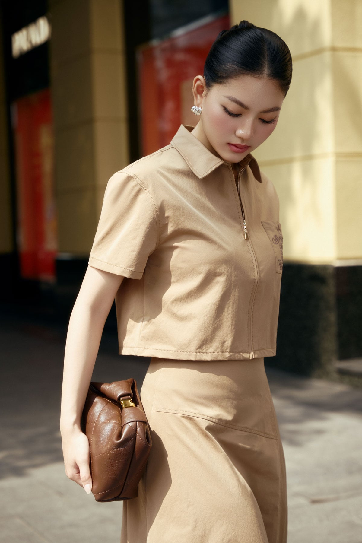 BAS73538 - Áo sơ mi kiểu dạo phố vải thô mỏng dáng ngắn cổ bẻ phối khoá kim loại ngực áo có túi thêu hoạ tiết thời trang - PANTIO