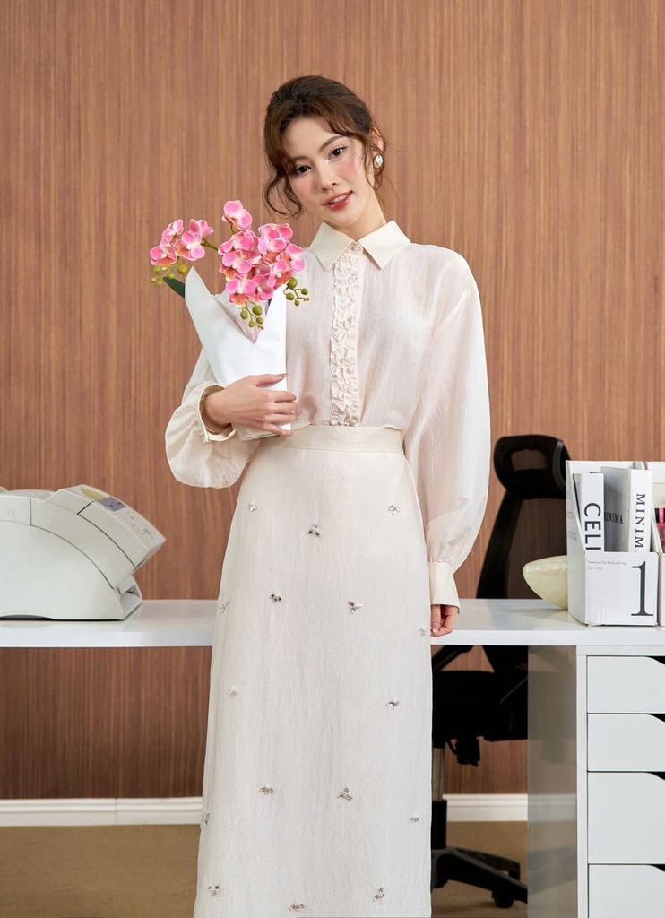 BAS73582 - Áo sơ mi công sở vải tơ dáng suông cổ đức tay dài thân áo phối viền bèo tạo kiểu cài khuy trước - PANTIO