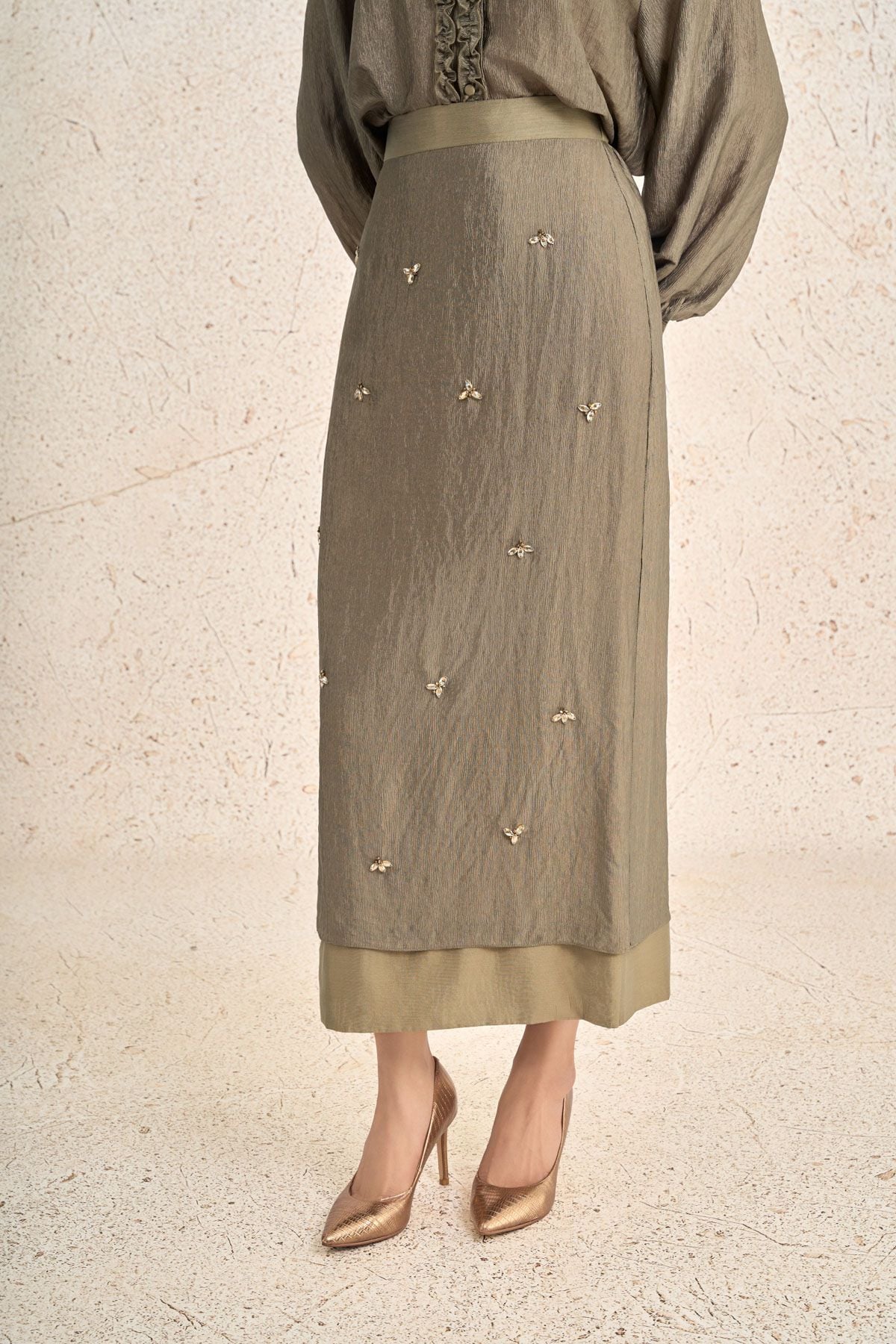 BJD73582 - Chân váy dài công sở vải tơ dáng suông cạp liền thân váy đính dad cao cấp tạo kiểu khoá thân sau - PANTIO