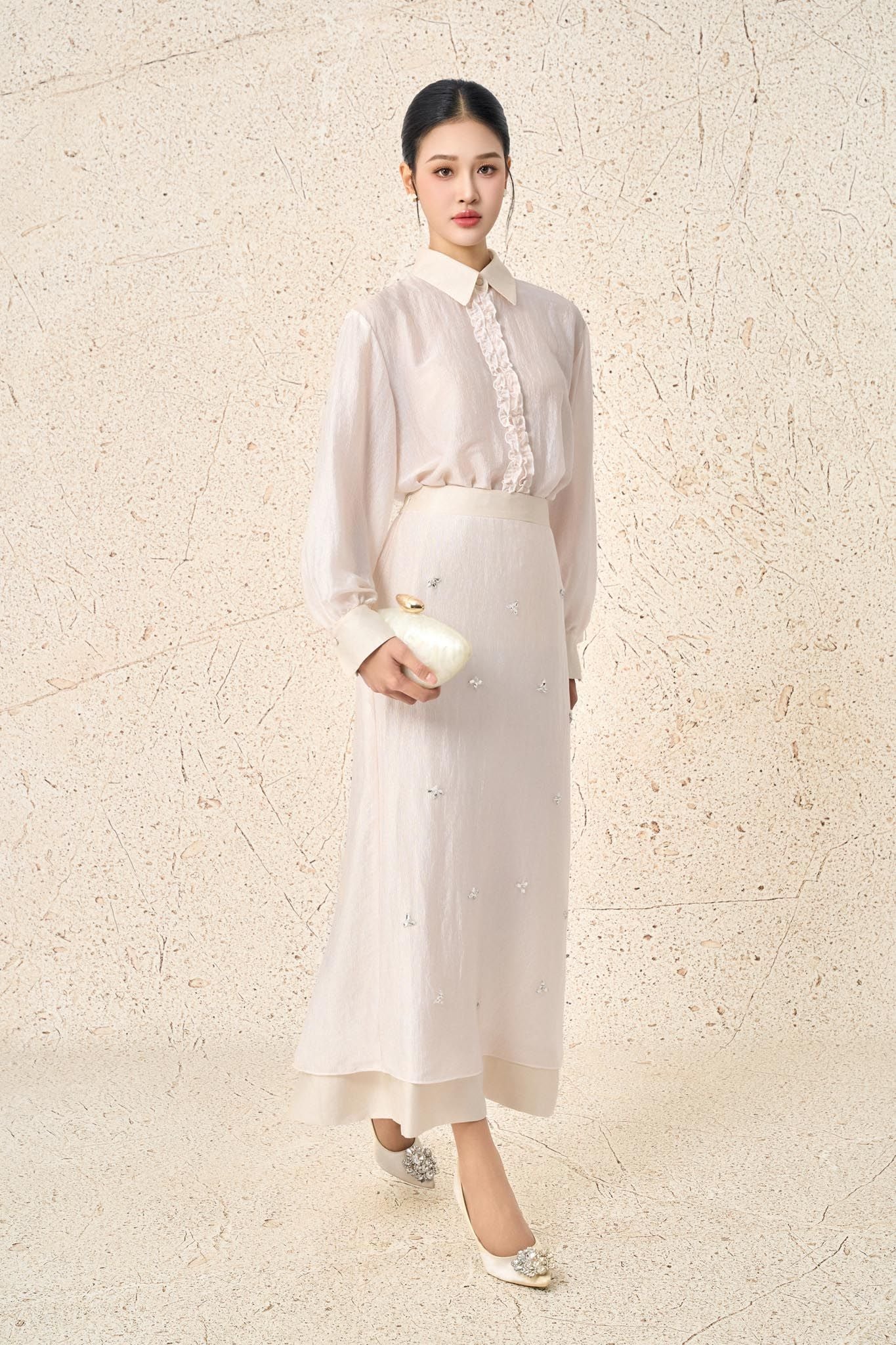 BAS73582 - Áo sơ mi công sở vải tơ dáng suông cổ đức tay dài thân áo phối viền bèo tạo kiểu cài khuy trước - PANTIO