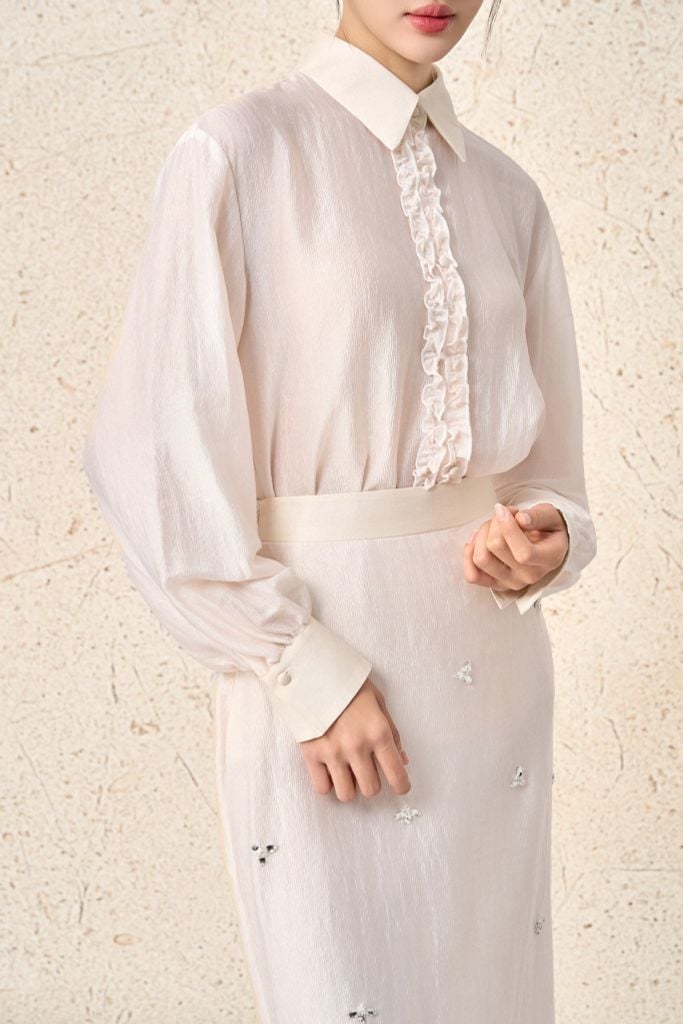 BAS73582 - Áo sơ mi công sở vải tơ dáng suông cổ đức tay dài thân áo phối viền bèo tạo kiểu cài khuy trước - PANTIO