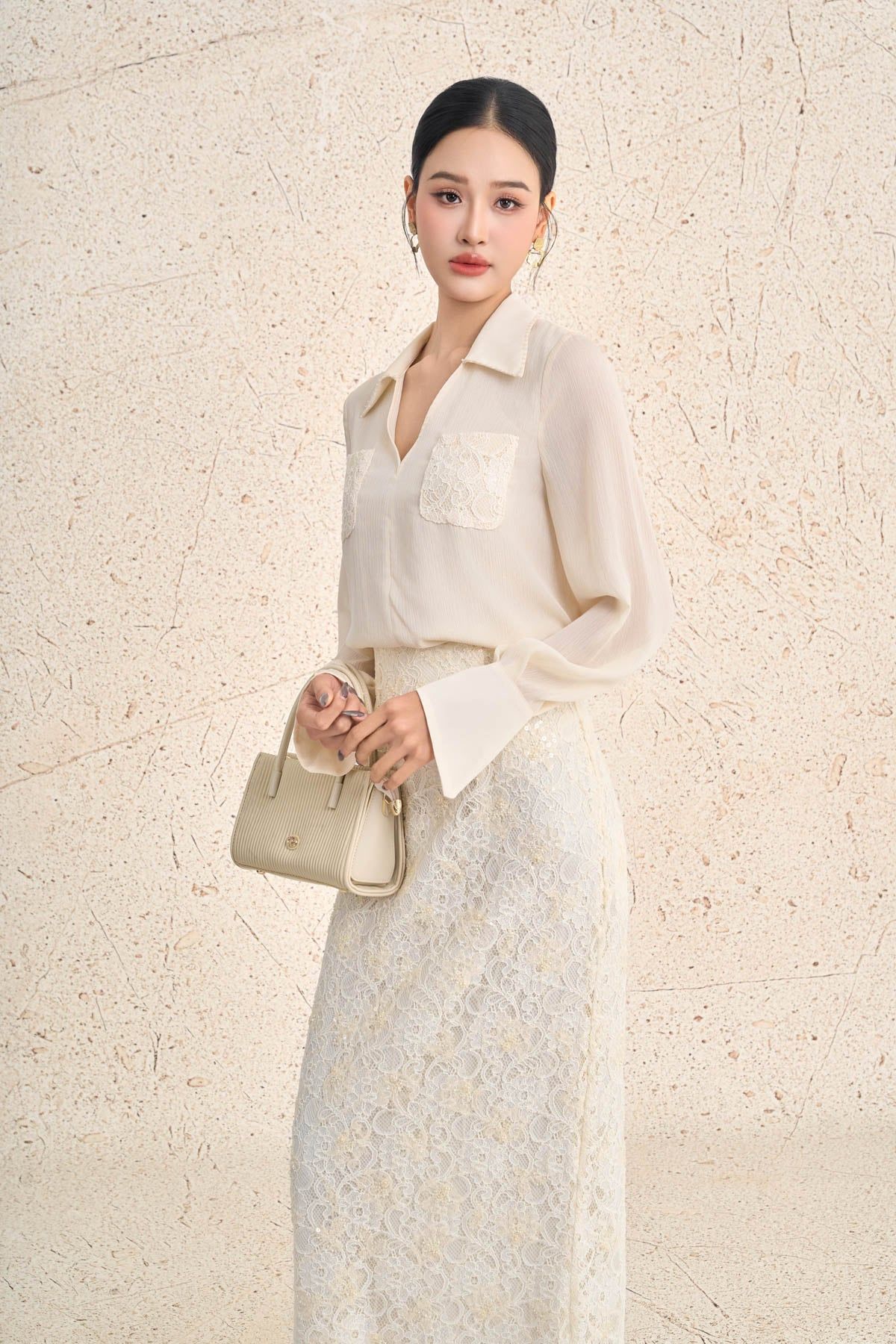 BAS73601 - Áo sơ mi công sở vải toe nhăn dáng suông cổ bẻ xẻ V tay dài ngực áo có túi phối ren hoa thời trang - PANTIO