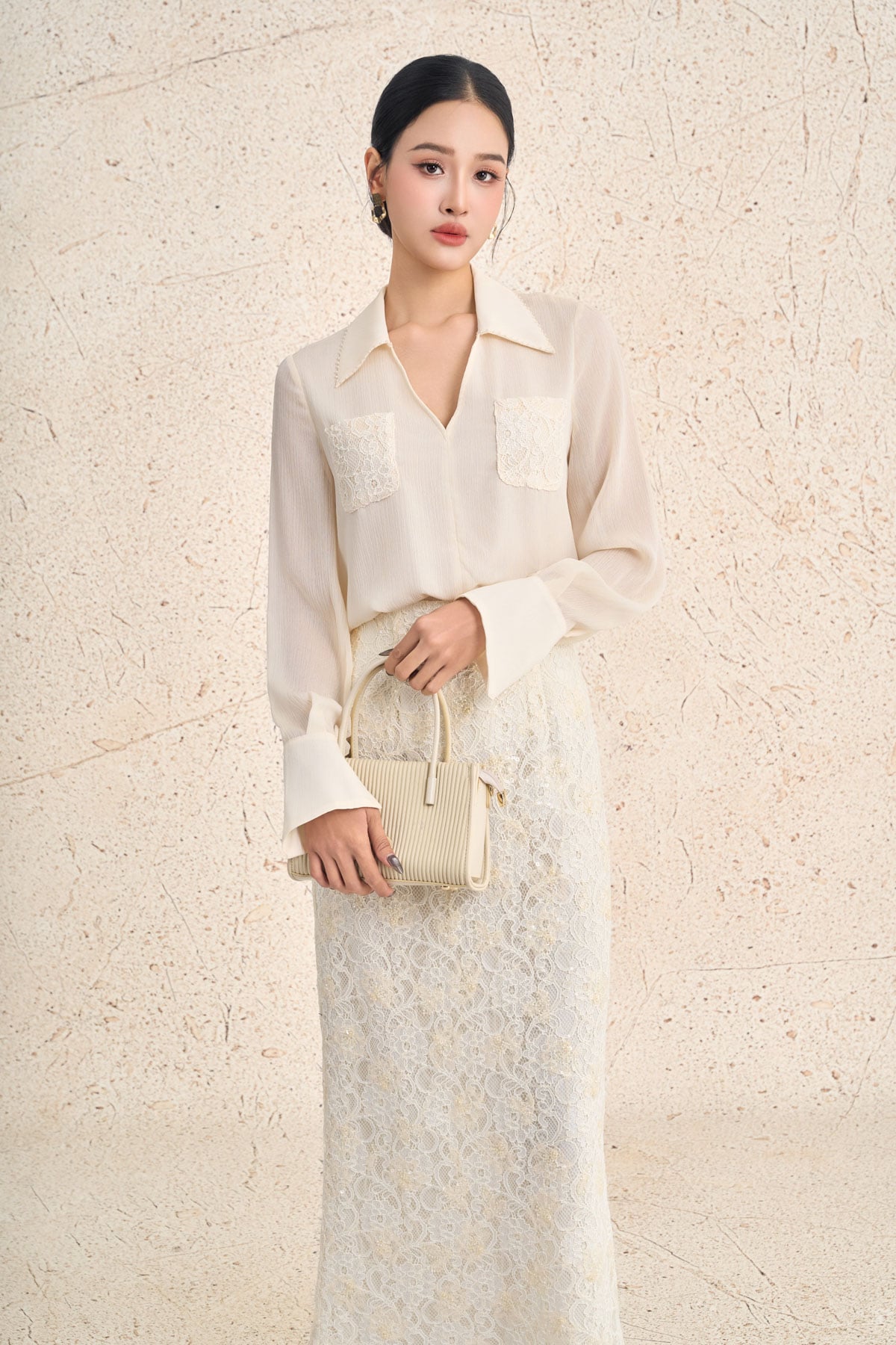 BAS73601 - Áo sơ mi công sở vải toe nhăn dáng suông cổ bẻ xẻ V tay dài ngực áo có túi phối ren hoa thời trang - PANTIO