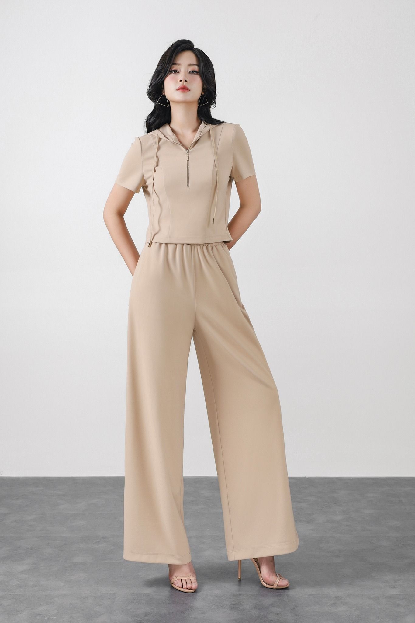 BAT33492 - Áo bộ thể thao vải len dáng croptop có mũ ngực áo phối khóa kim loại - PANTIO