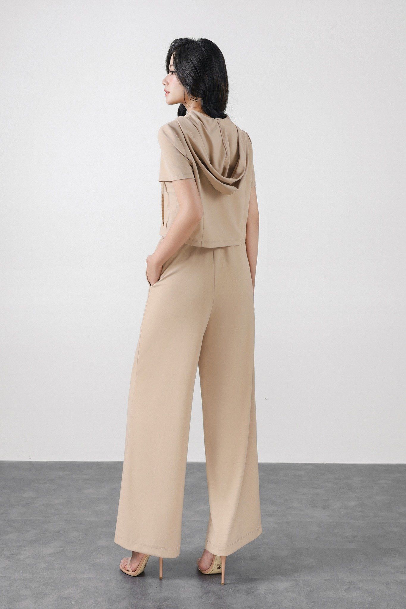 BAT33492 - Áo bộ thể thao vải len dáng croptop có mũ ngực áo phối khóa kim loại - PANTIO