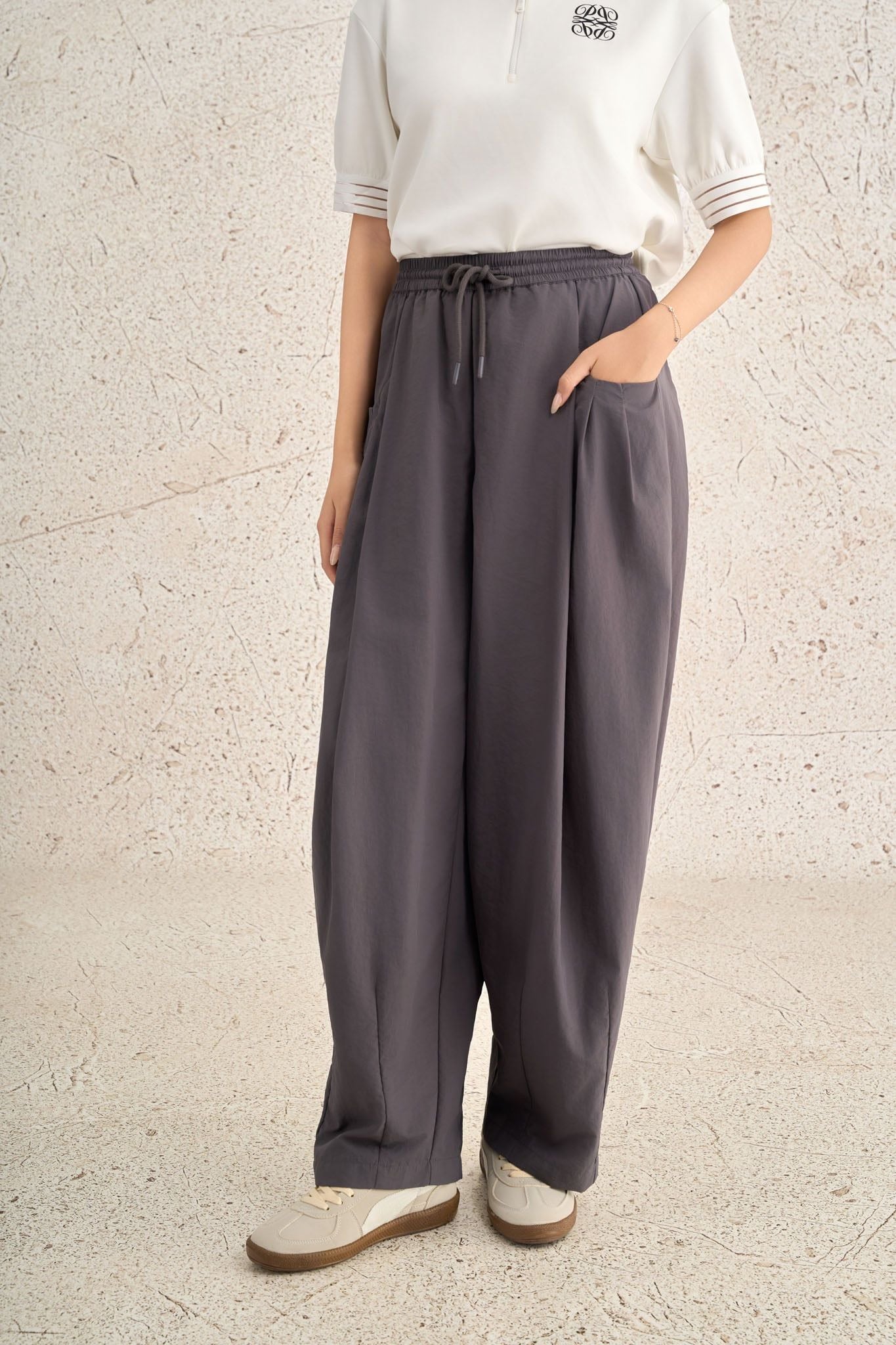 FQD51187 - Quần dài dạo phố vải gió dáng bomber cạp chun phối dây rút tạo kiểu - PANTIO