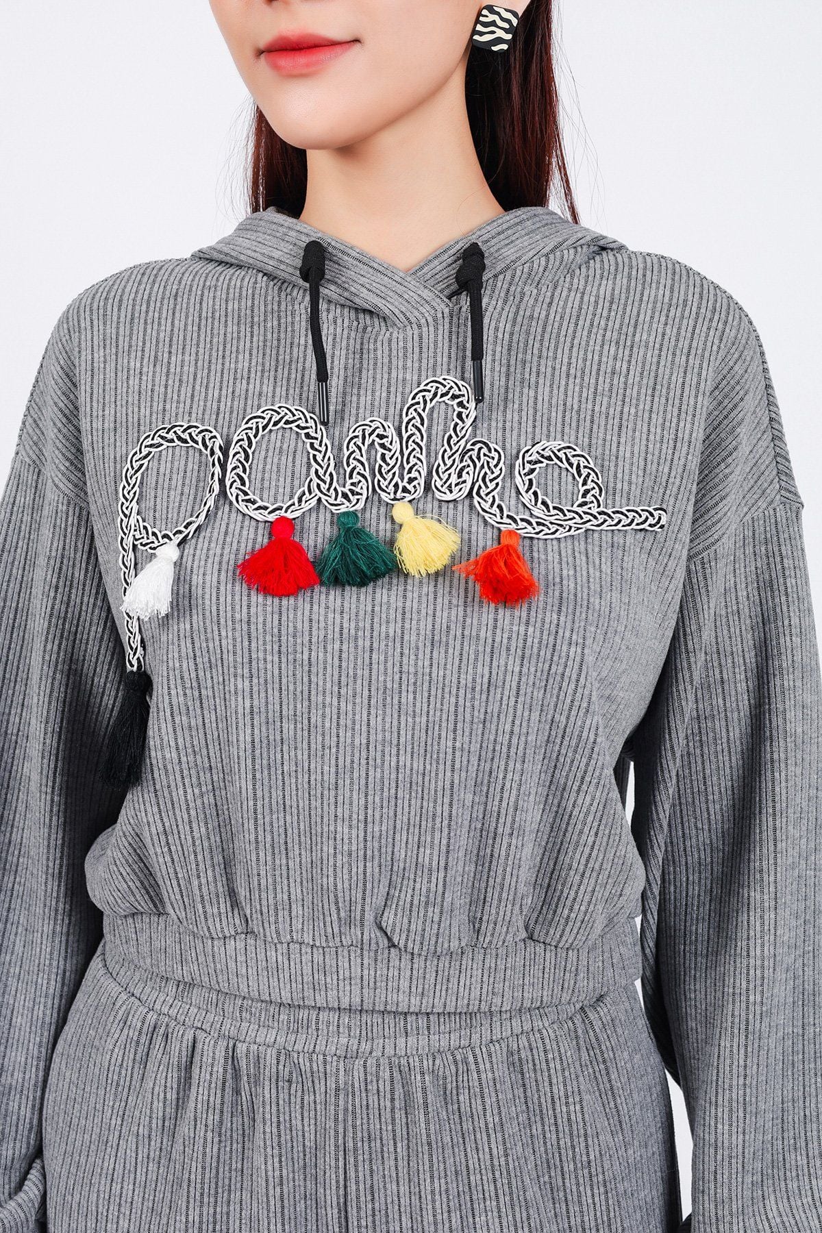 BAT93240 - Áo bộ thể thao vải len dáng lửng có mũ tay rộng bo gấu thân áo hoạ tiết thời trang phối tua rua chỉ - PANTIO